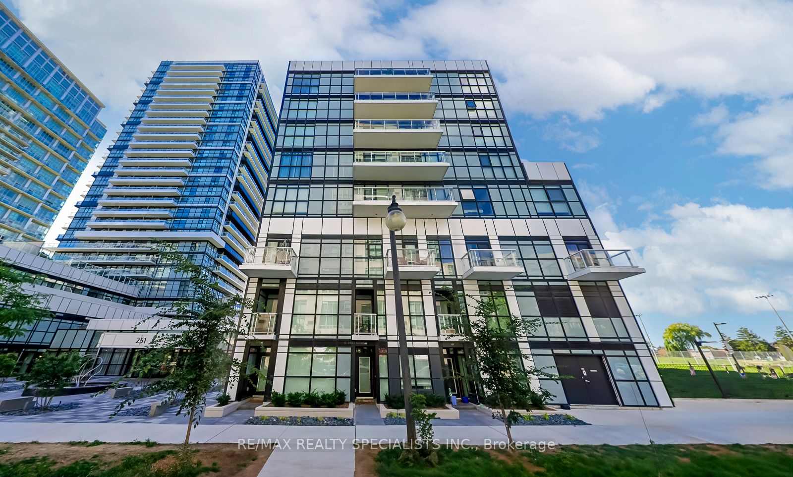 251 Manitoba Street 914, Toronto, ON M8Y 4G9 photo 2