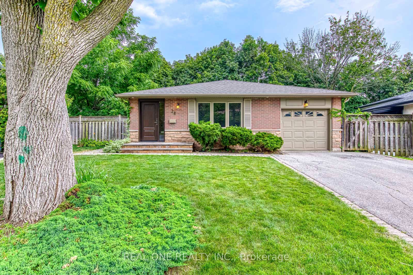 28 Osborne Crescent, Oakville, ON L6H 1G1 photo 2