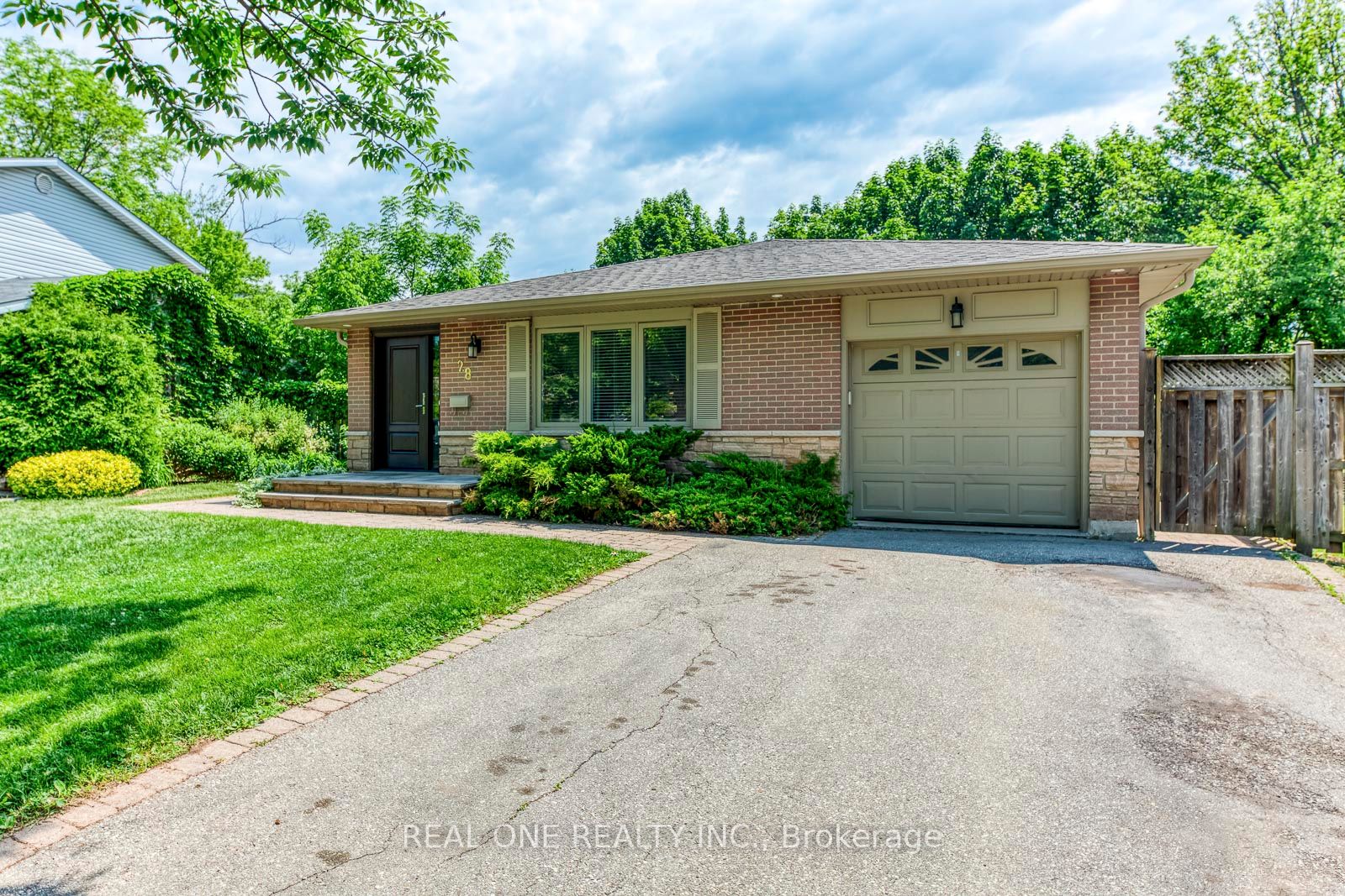 28 Osborne Crescent, Oakville, ON L6H 1G1 photo 3