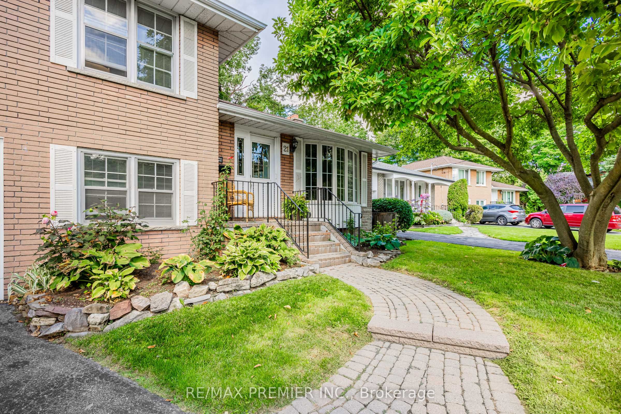 21 Halbadier Place, Toronto, ON M9B 2H4 photo 4