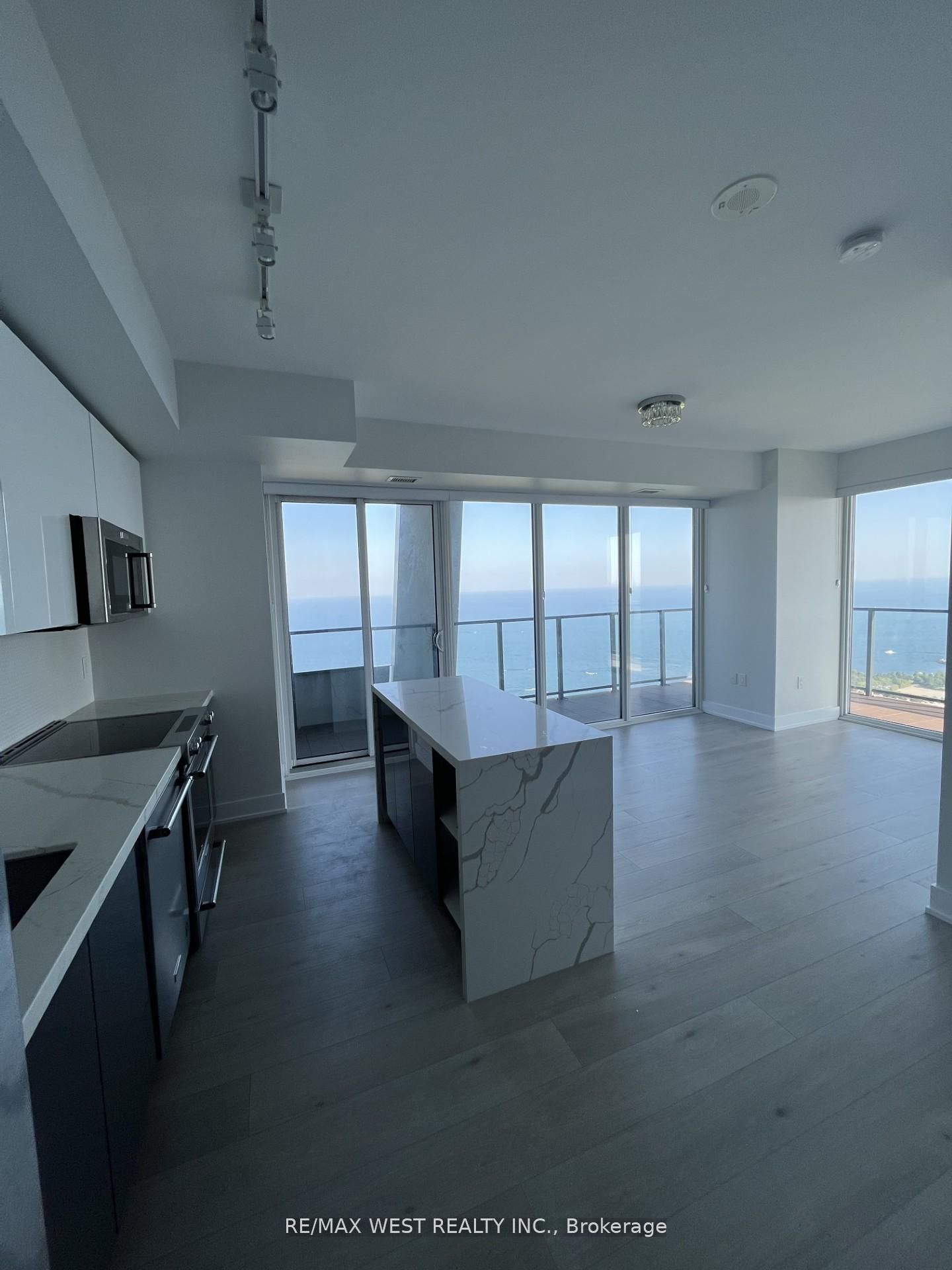 30 Shore Breeze Drive 4910, Toronto, ON M8V 0J1 photo 3