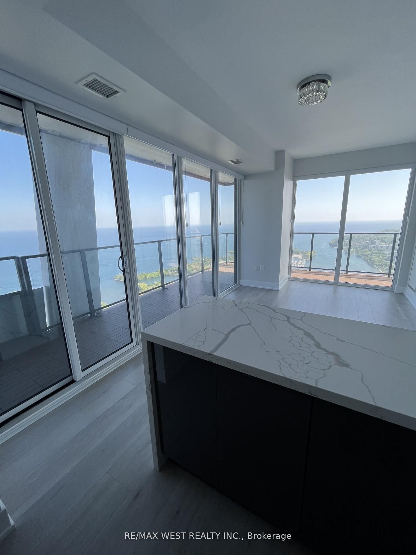 30 Shore Breeze Drive 4910, Toronto, ON M8V 0J1 photo 5