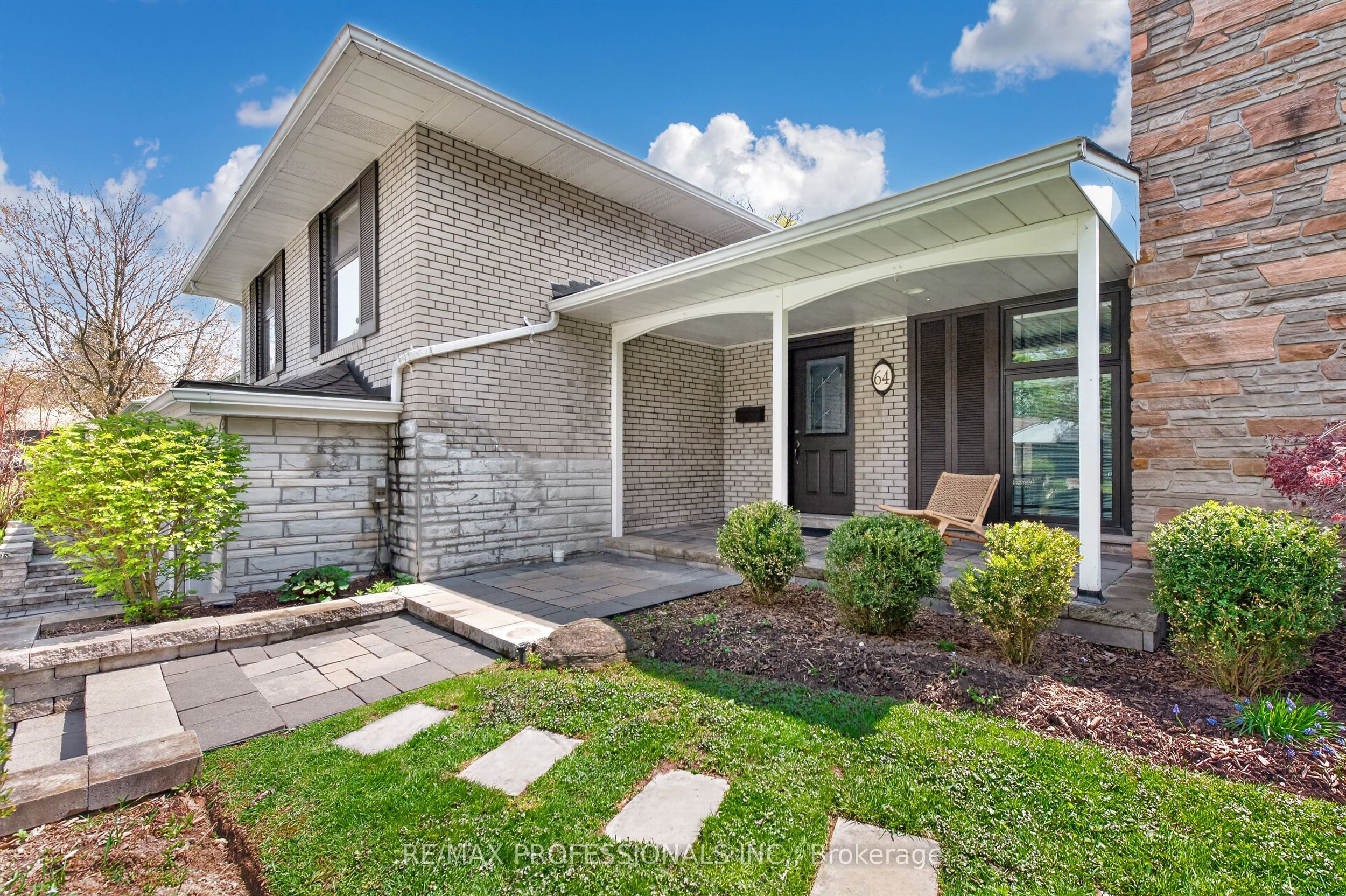 64 Ravensbourne Crescent, Toronto, ON M9A 2A8 photo 3