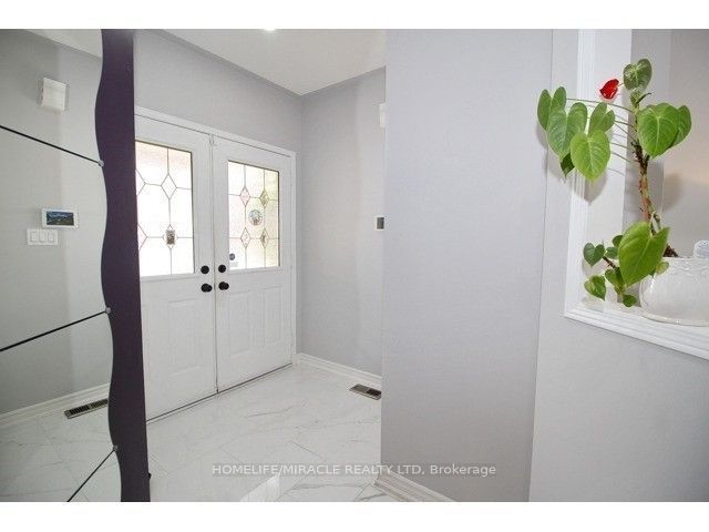 3157 Bentley Drive, Mississauga, ON L5M 6V8 photo 2