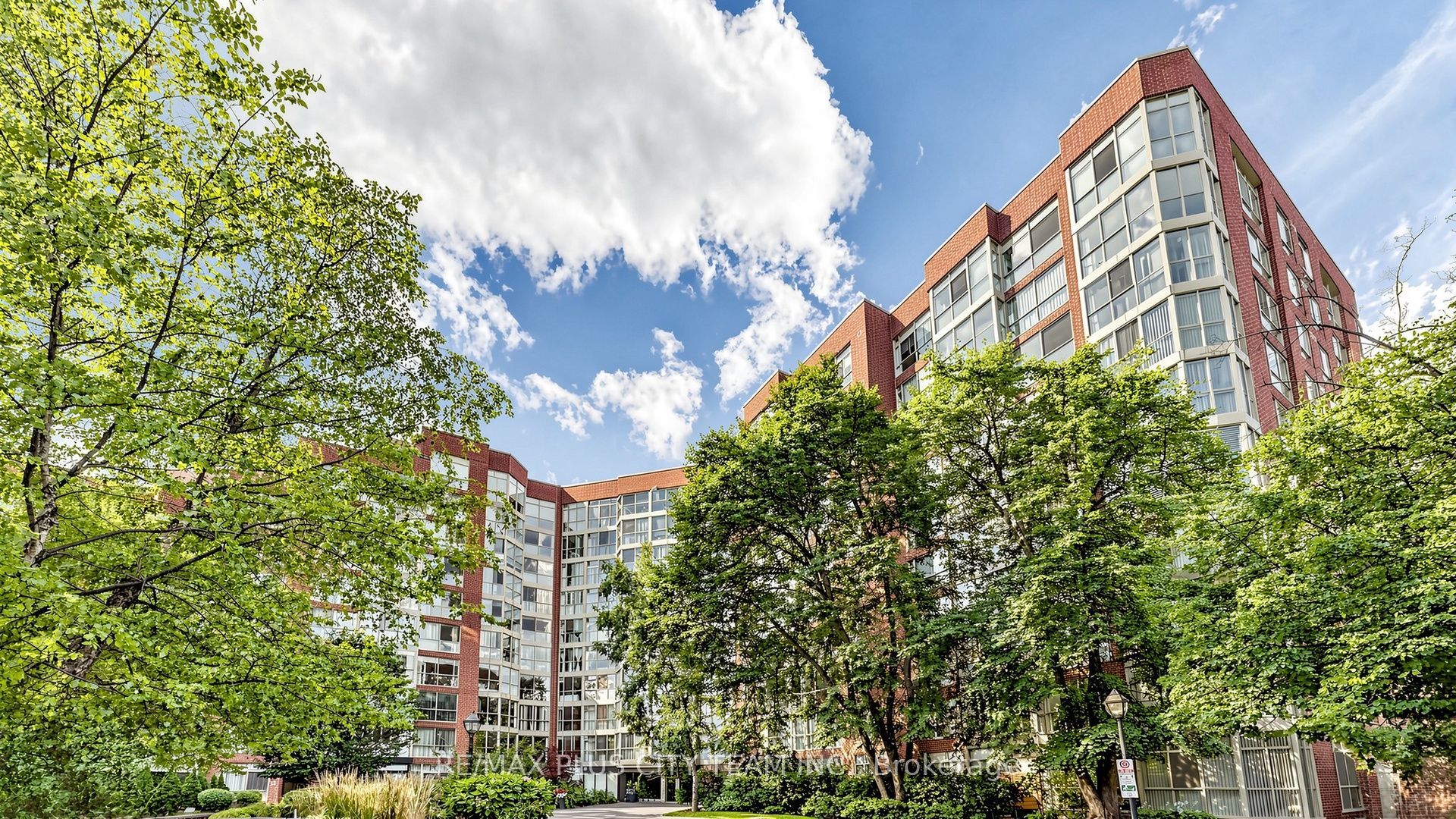 22 Southport Street 437, Toronto, ON M6S 4Y9