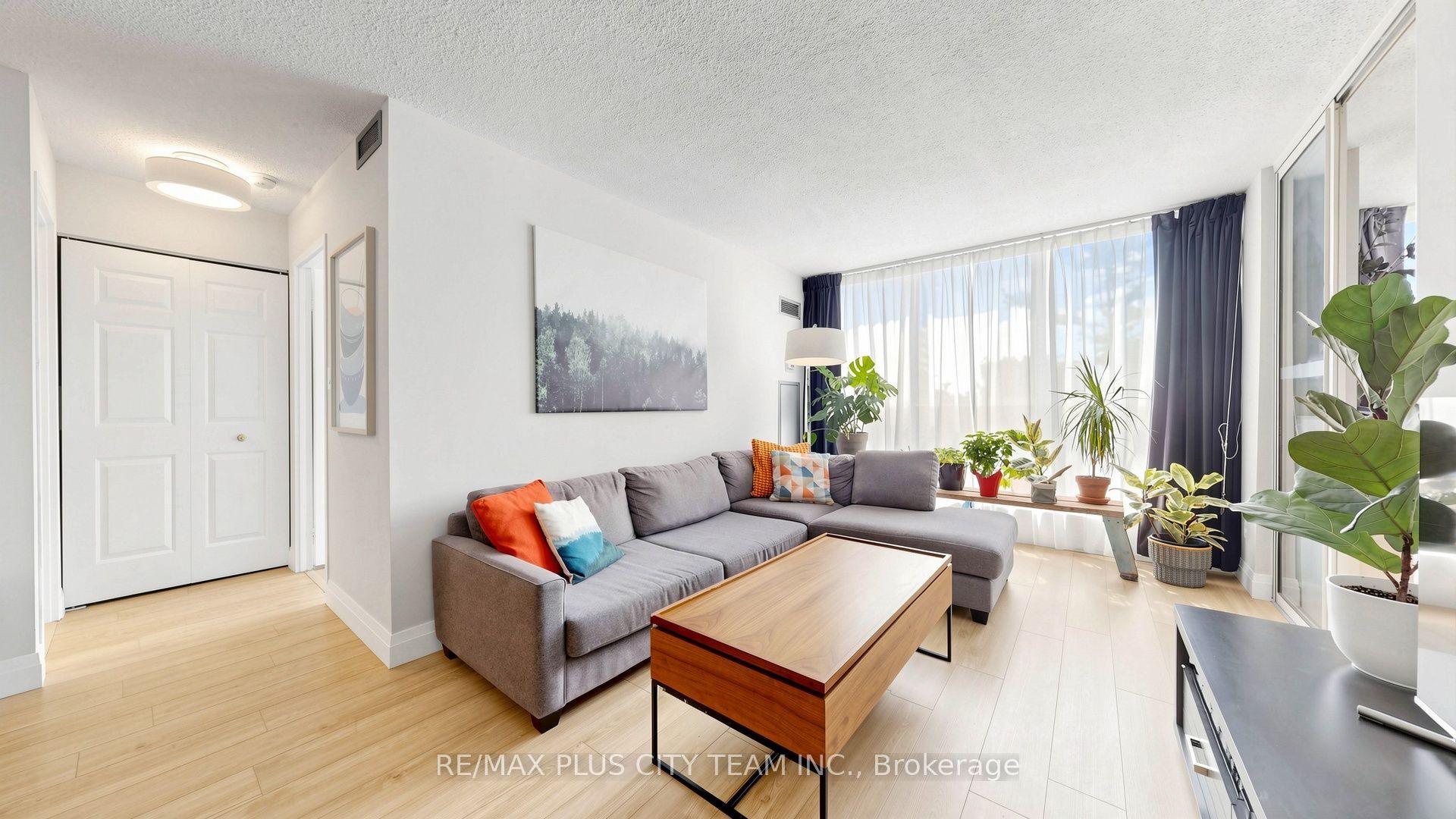 22 Southport Street 437, Toronto, ON M6S 4Y9 photo 4