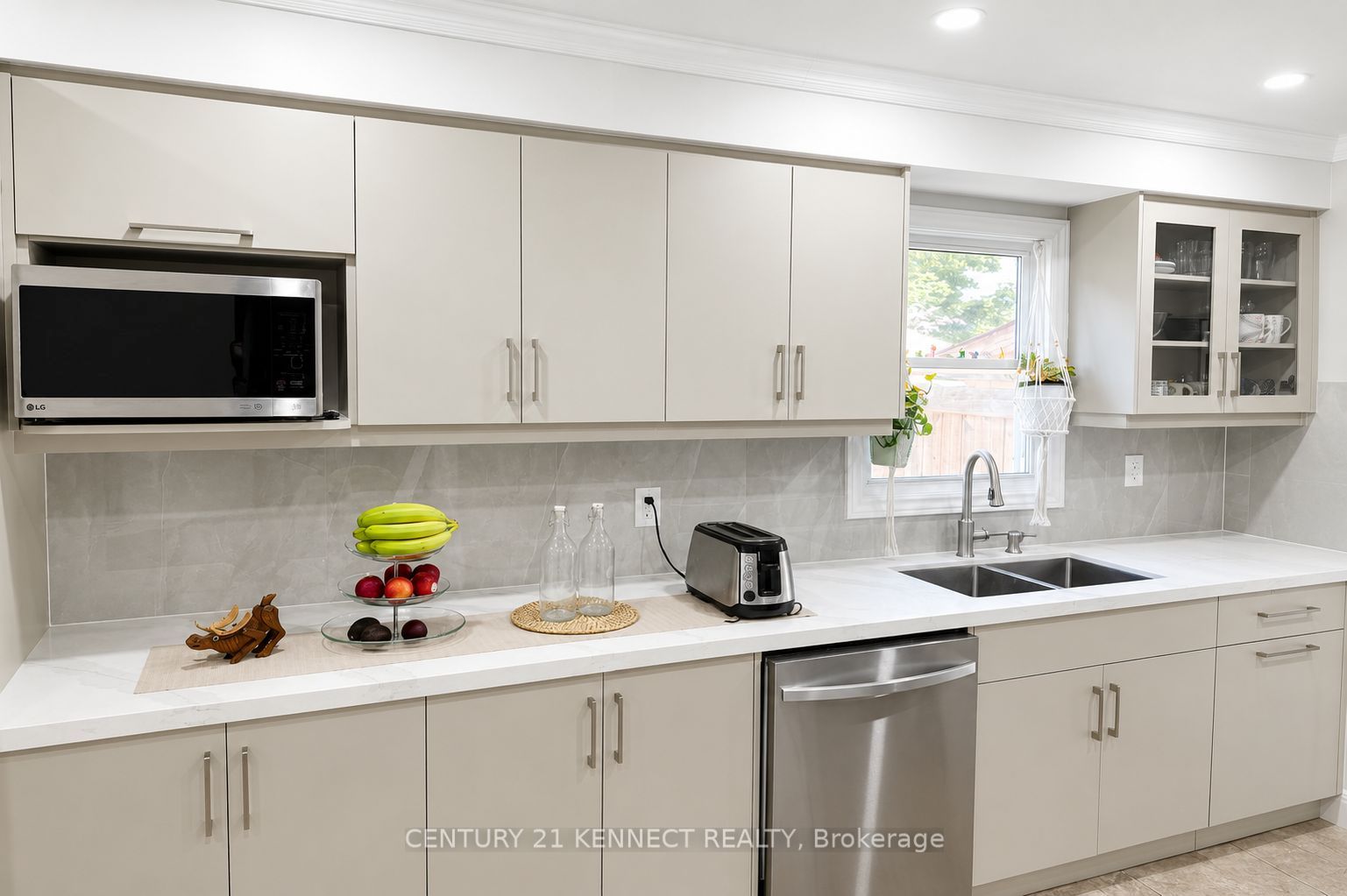 4 Somerset Drive, Brampton, ON L6Z 1C6 photo 3