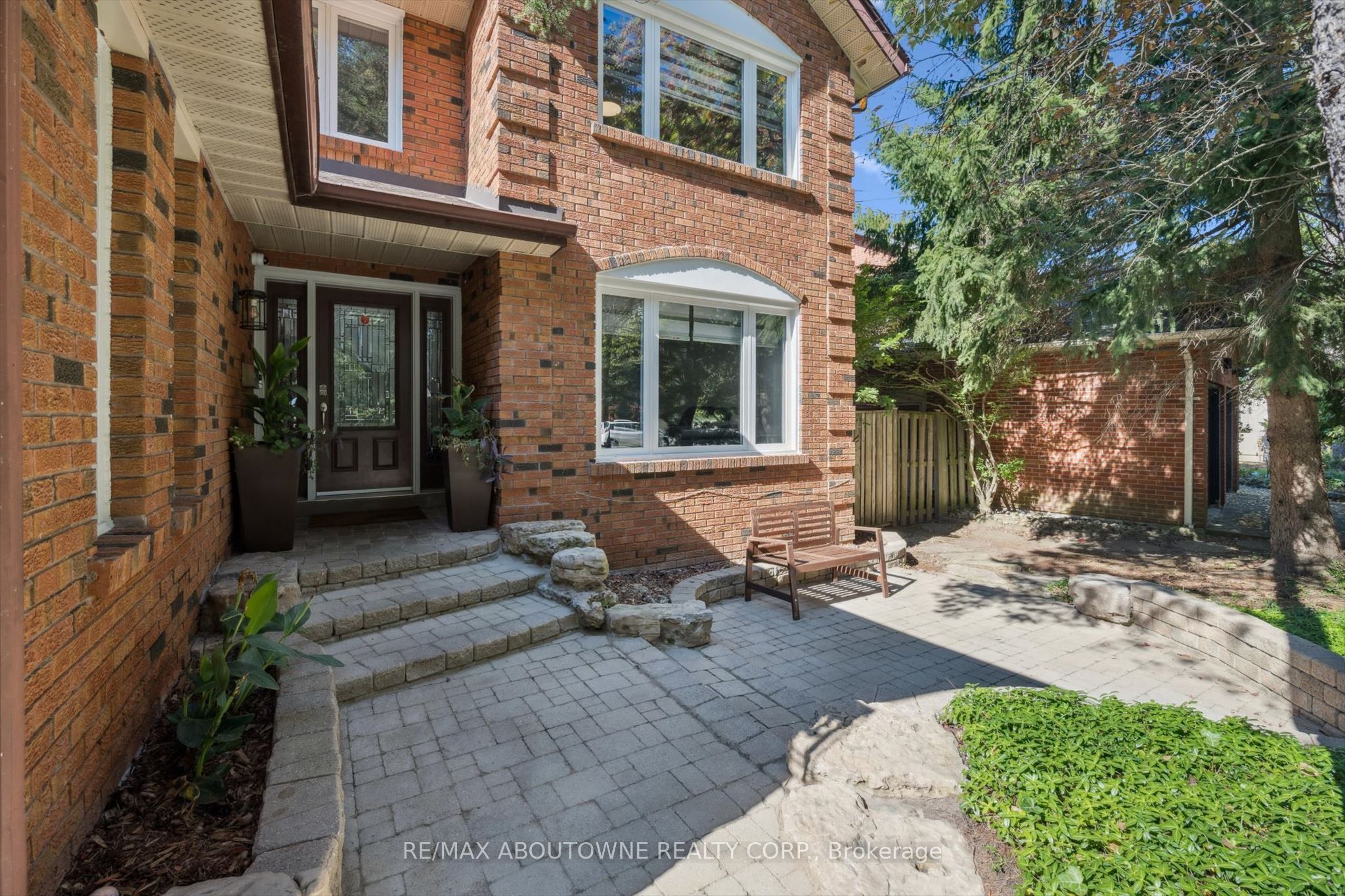 1194 Queen Victoria Avenue, Mississauga, ON L5H 3H3 photo 3