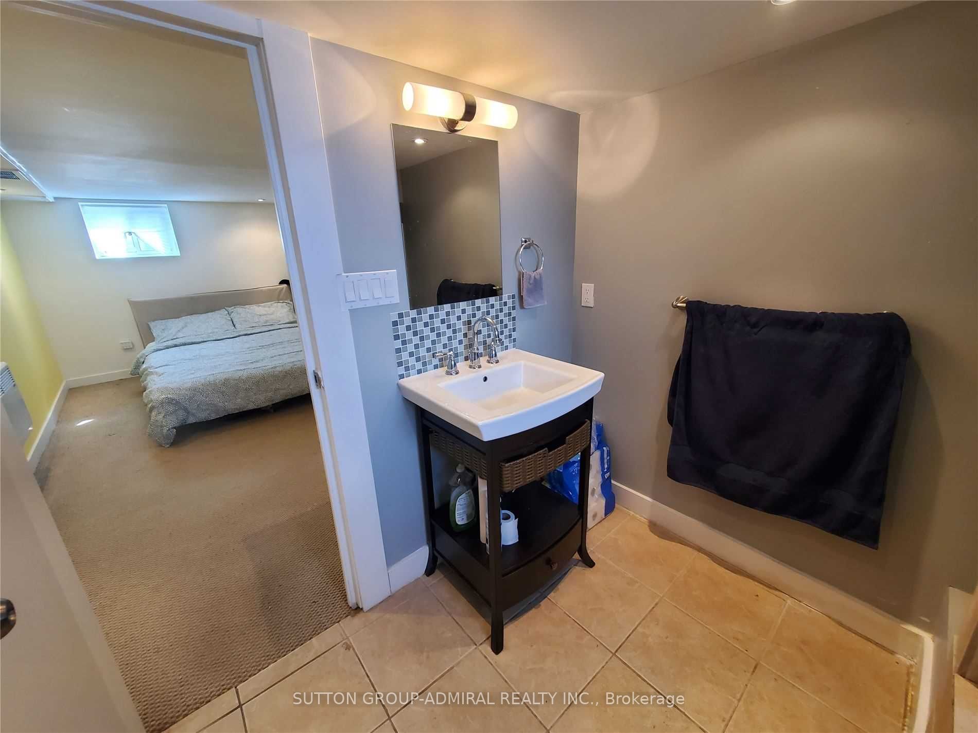 31 Gilpin Avenue Lower, Toronto, ON M6M 1G7 photo 2