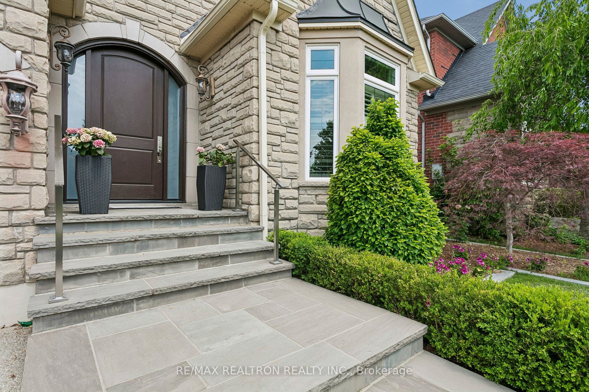 2207 Mariposa Road, Oakville, ON L6M 4S1 photo 2