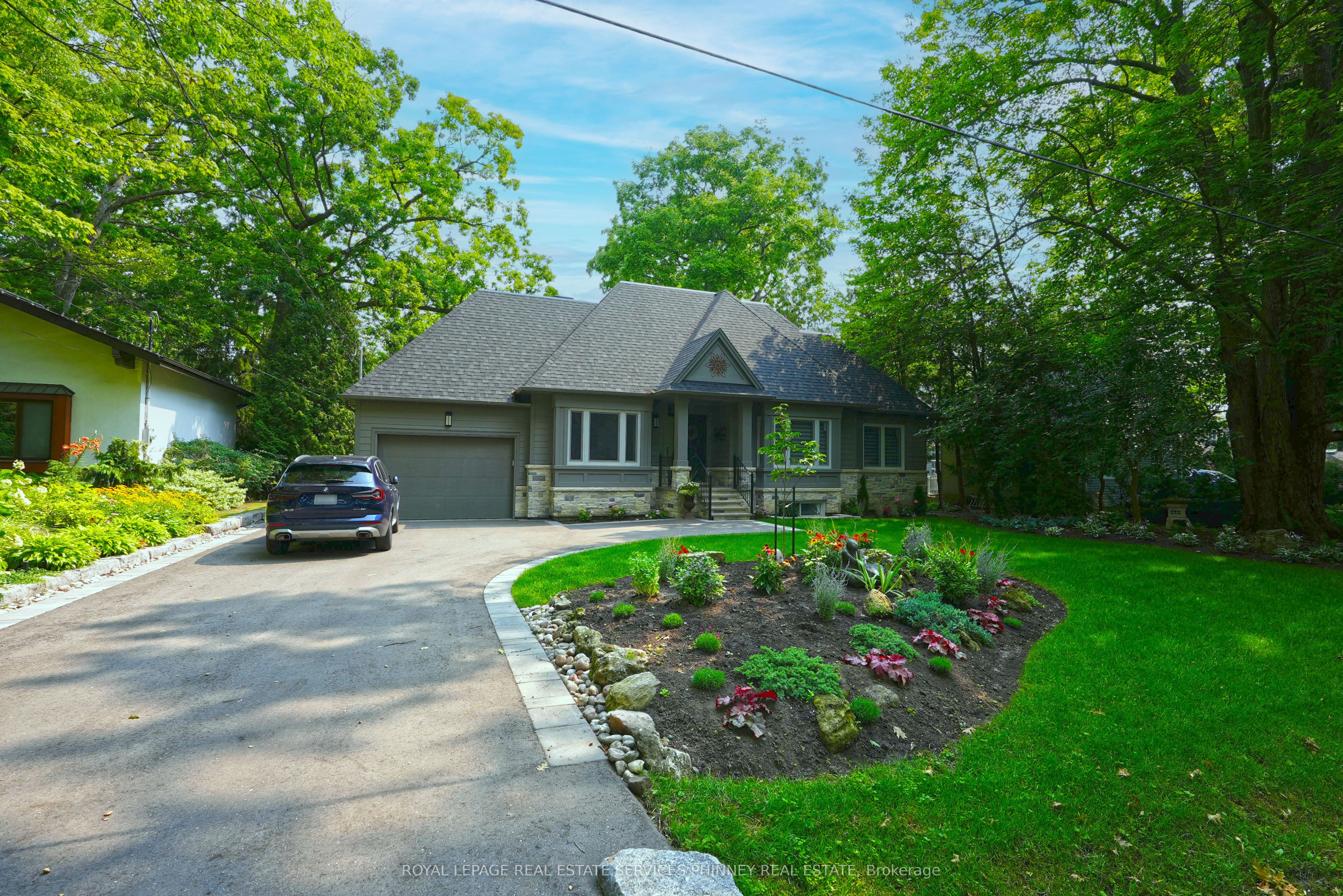 1413 Queen Victoria Avenue, Mississauga, ON L5H 3H2