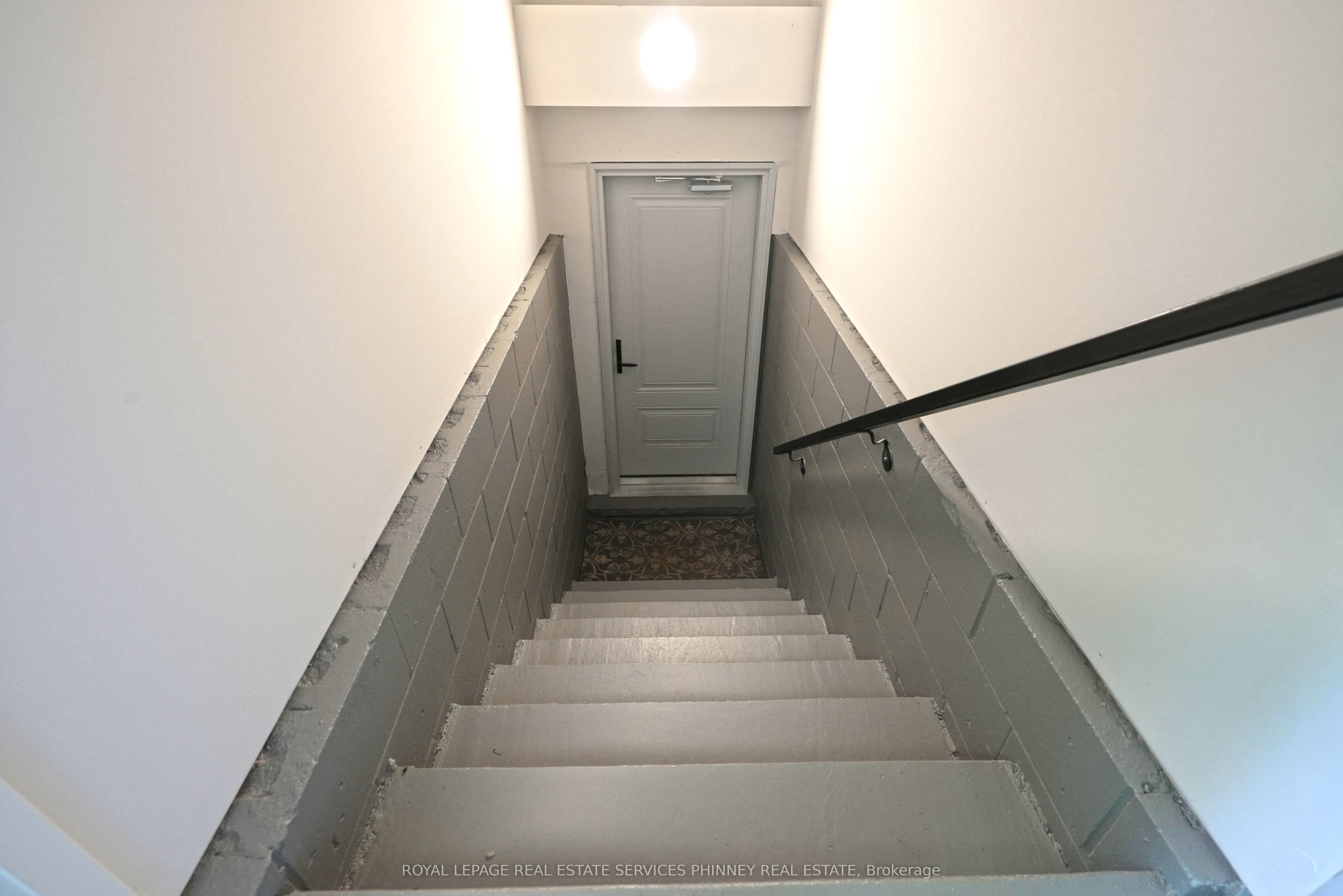 1413 Queen Victoria Avenue, Mississauga, ON L5H 3H2 photo 2