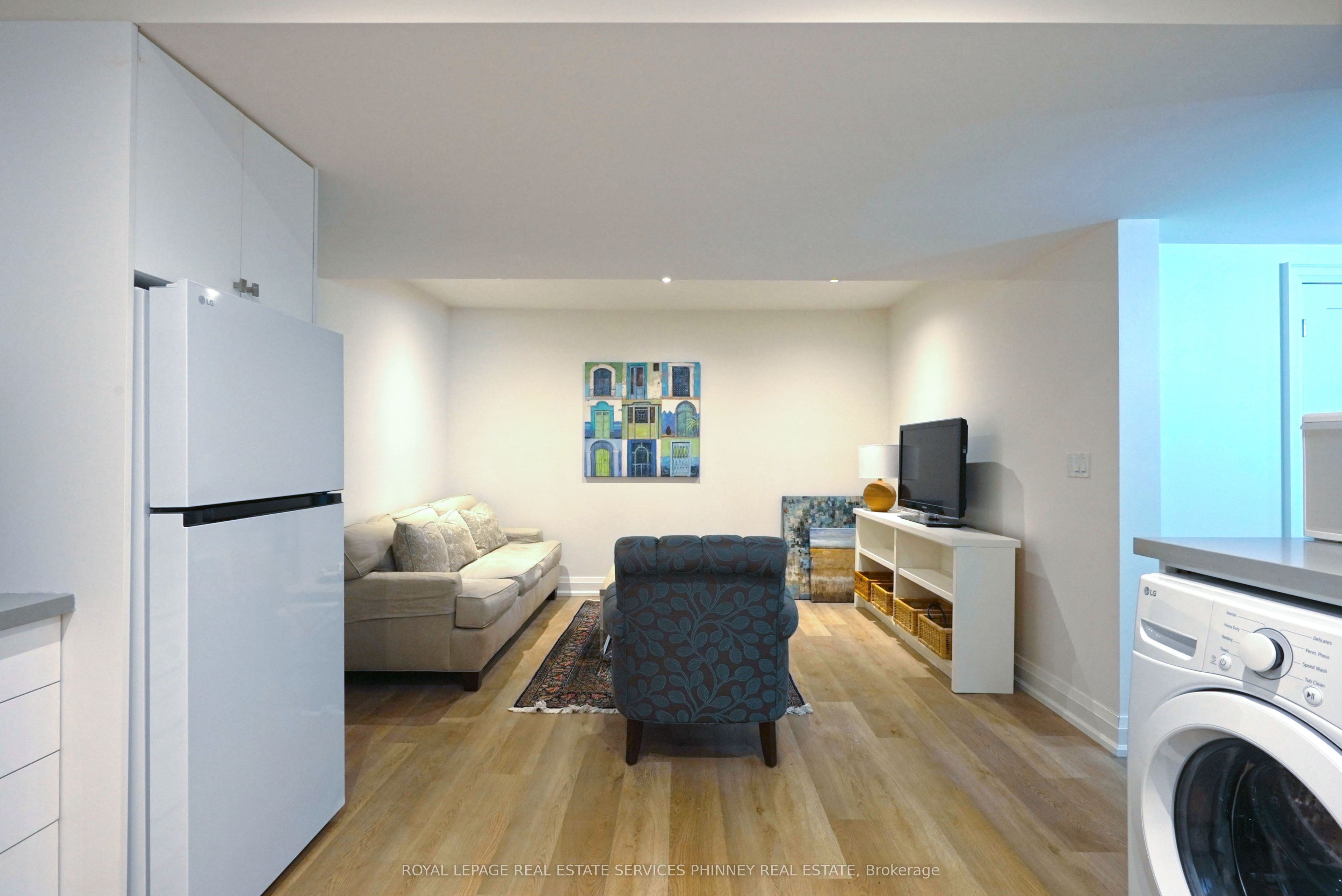 1413 Queen Victoria Avenue, Mississauga, ON L5H 3H2 photo 4