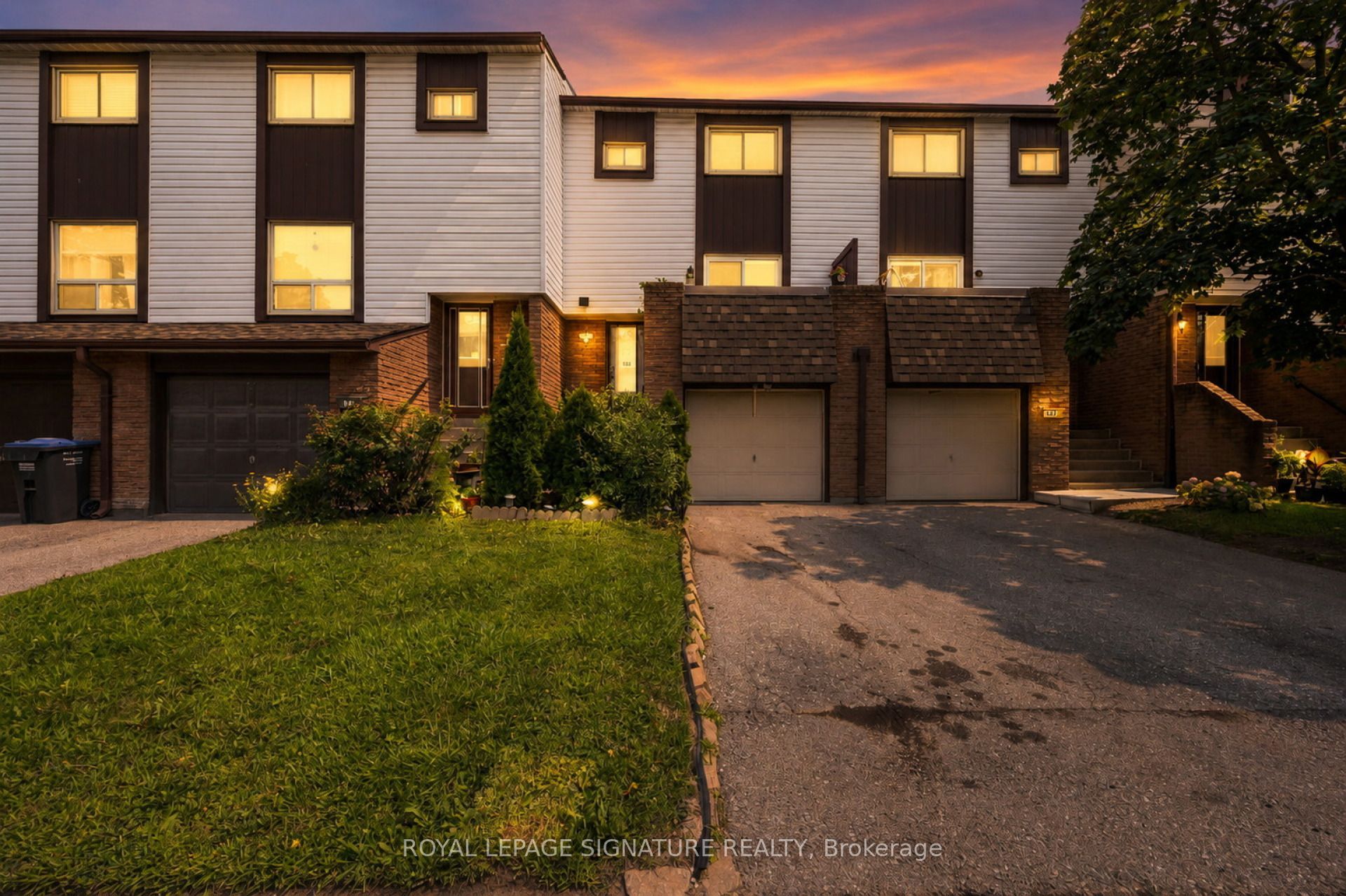 1221 Dundix Road 132, Mississauga, ON L4Y 3Y9