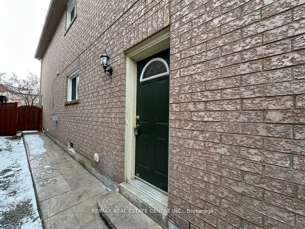 5418 Loonlake Avenue BSMT, Mississauga, ON L5V 2E1 photo 3