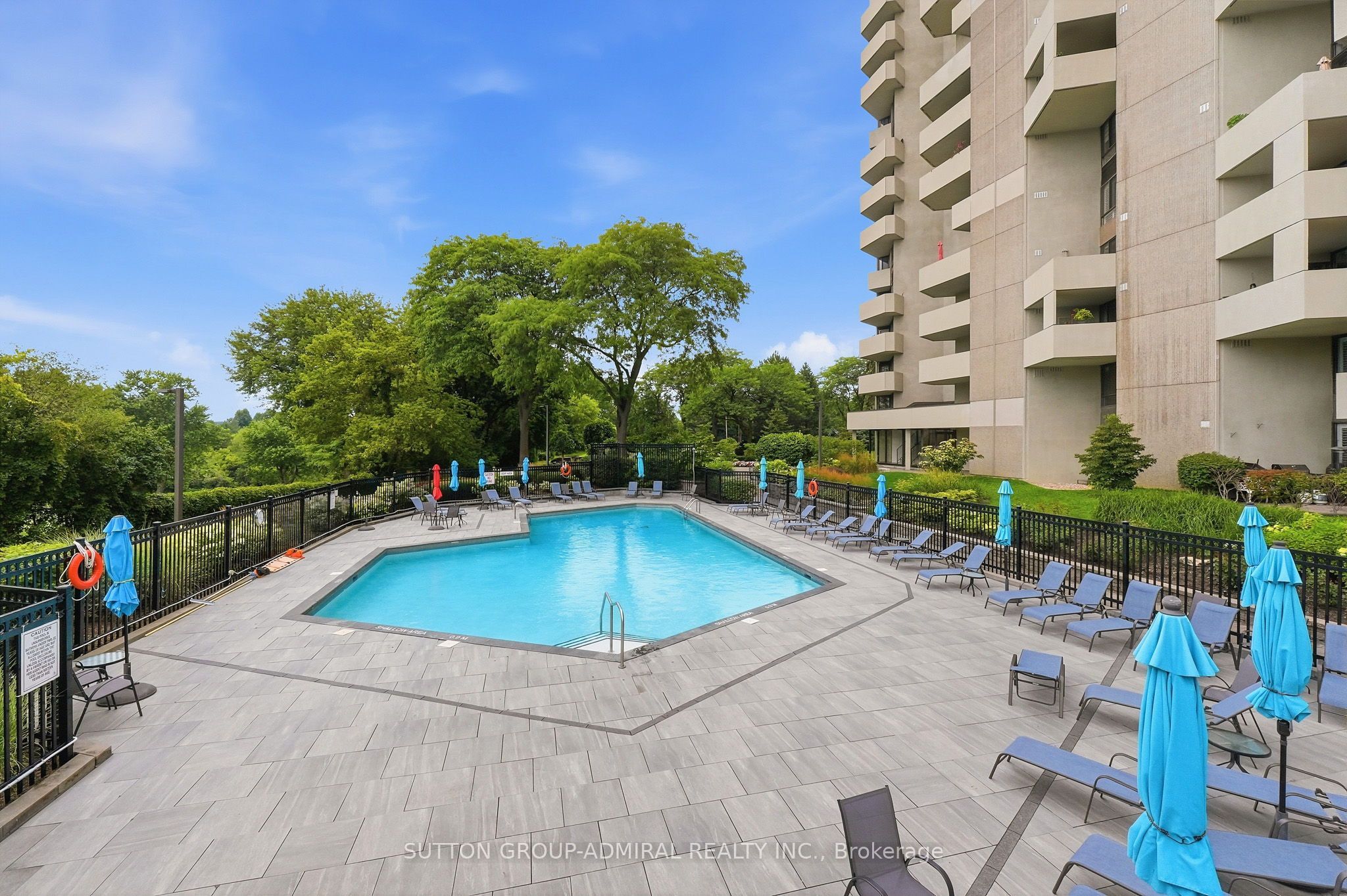 300 Mill Road D19, Toronto, ON M9C 4W7 photo 2