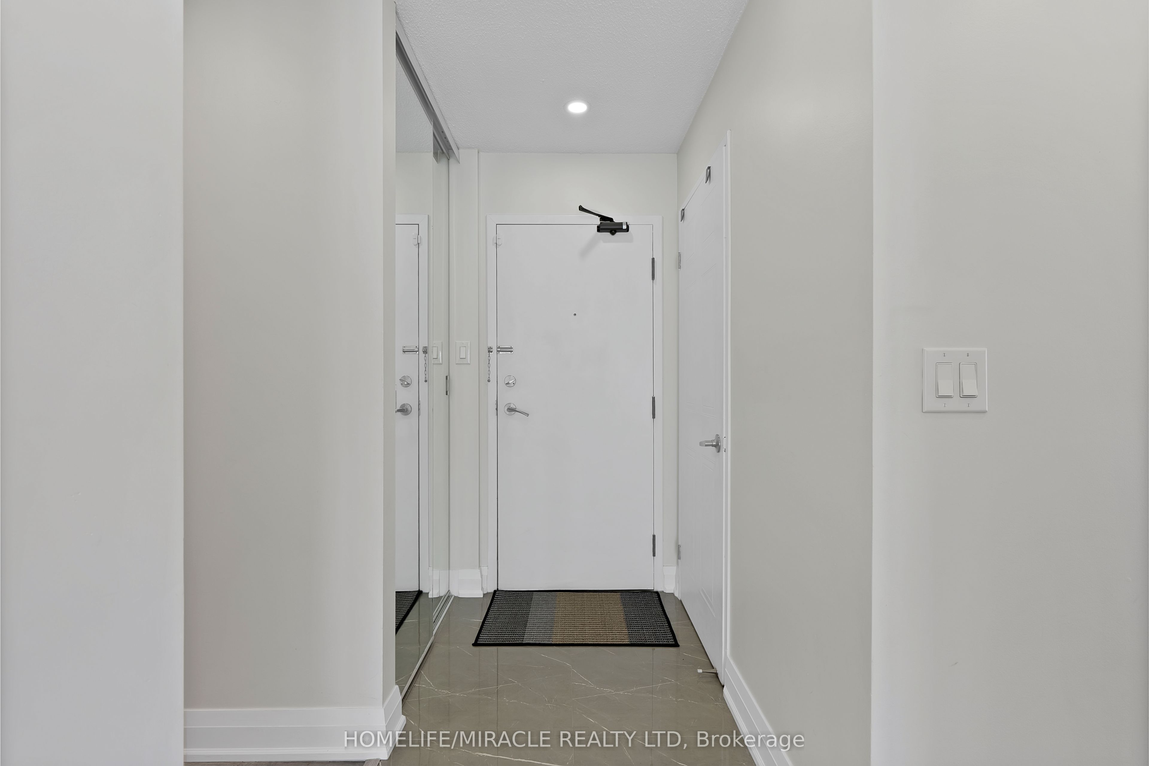 350 Webb Drive 112, Mississauga, ON L5B 3W4 photo 2