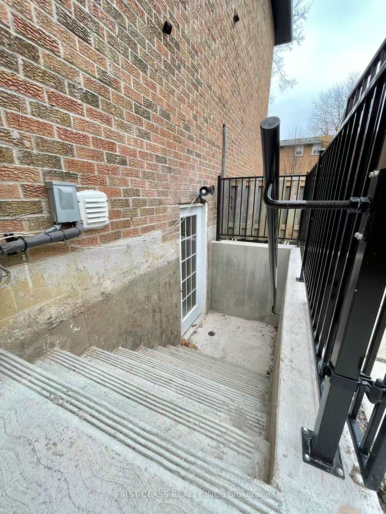 2100 Dunvegan Avenue Basement, Oakville, ON L6J 6N5 photo 2