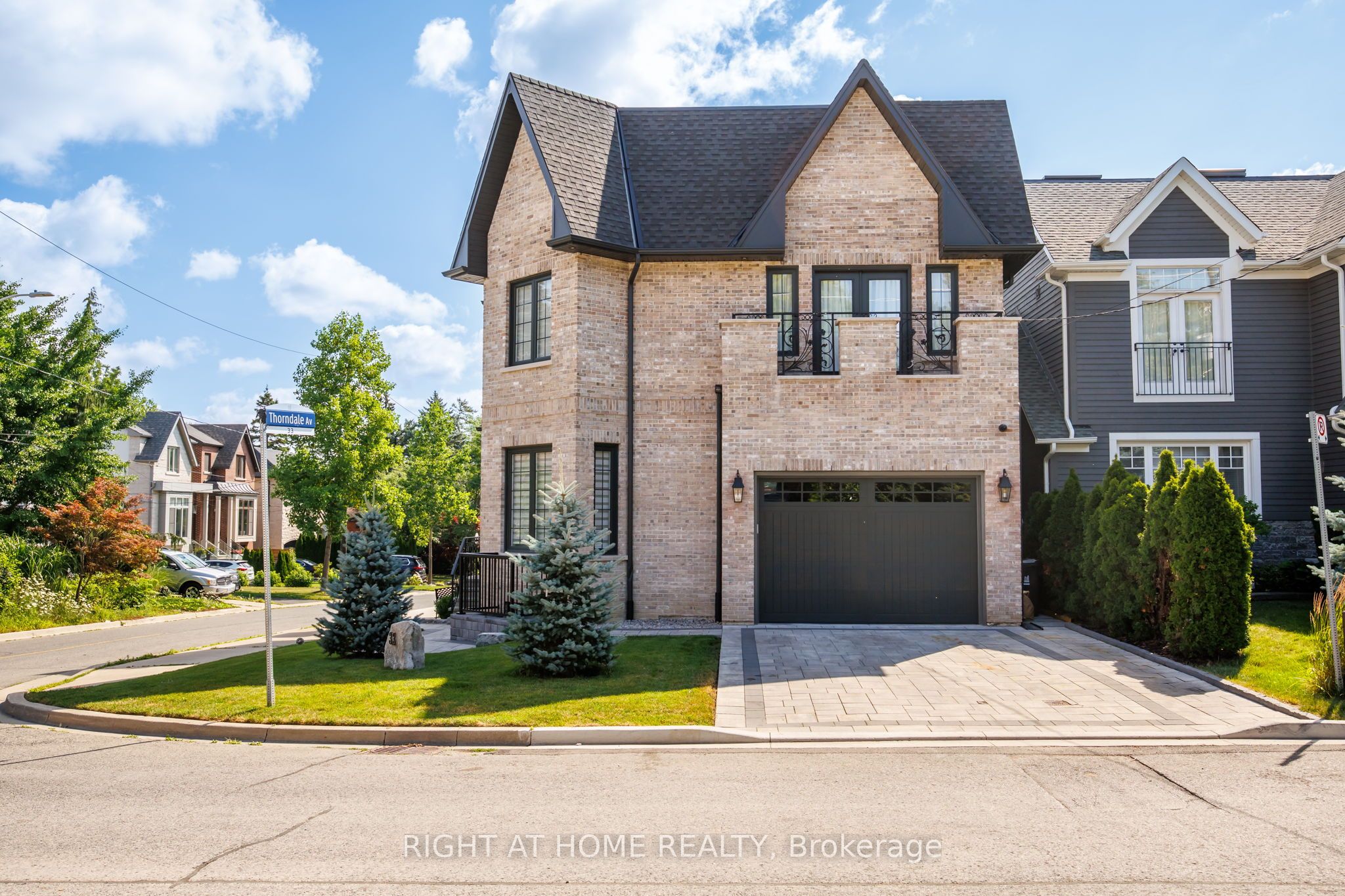 33 Thorndale Avenue, Toronto, ON M8X 1W8 photo 2