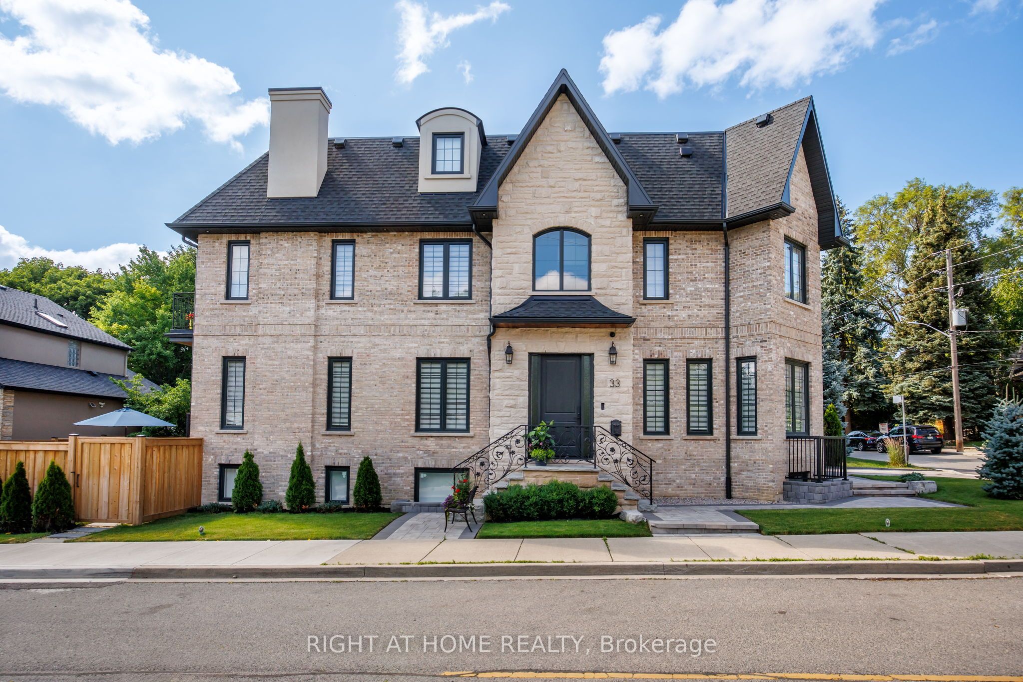 33 Thorndale Avenue, Toronto, ON M8X 1W8 photo 3