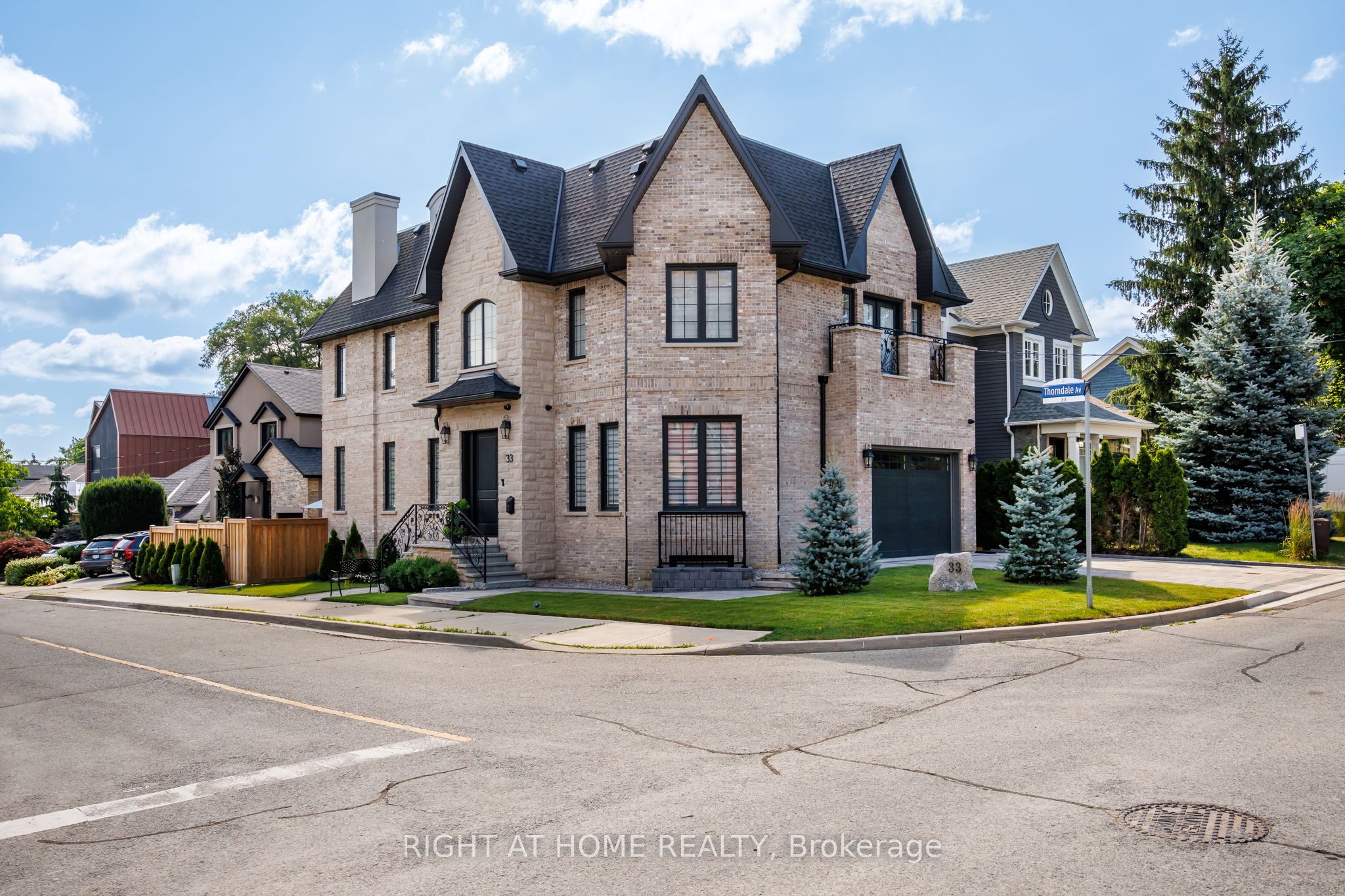 33 Thorndale Avenue, Toronto, ON M8X 1W8 photo 4
