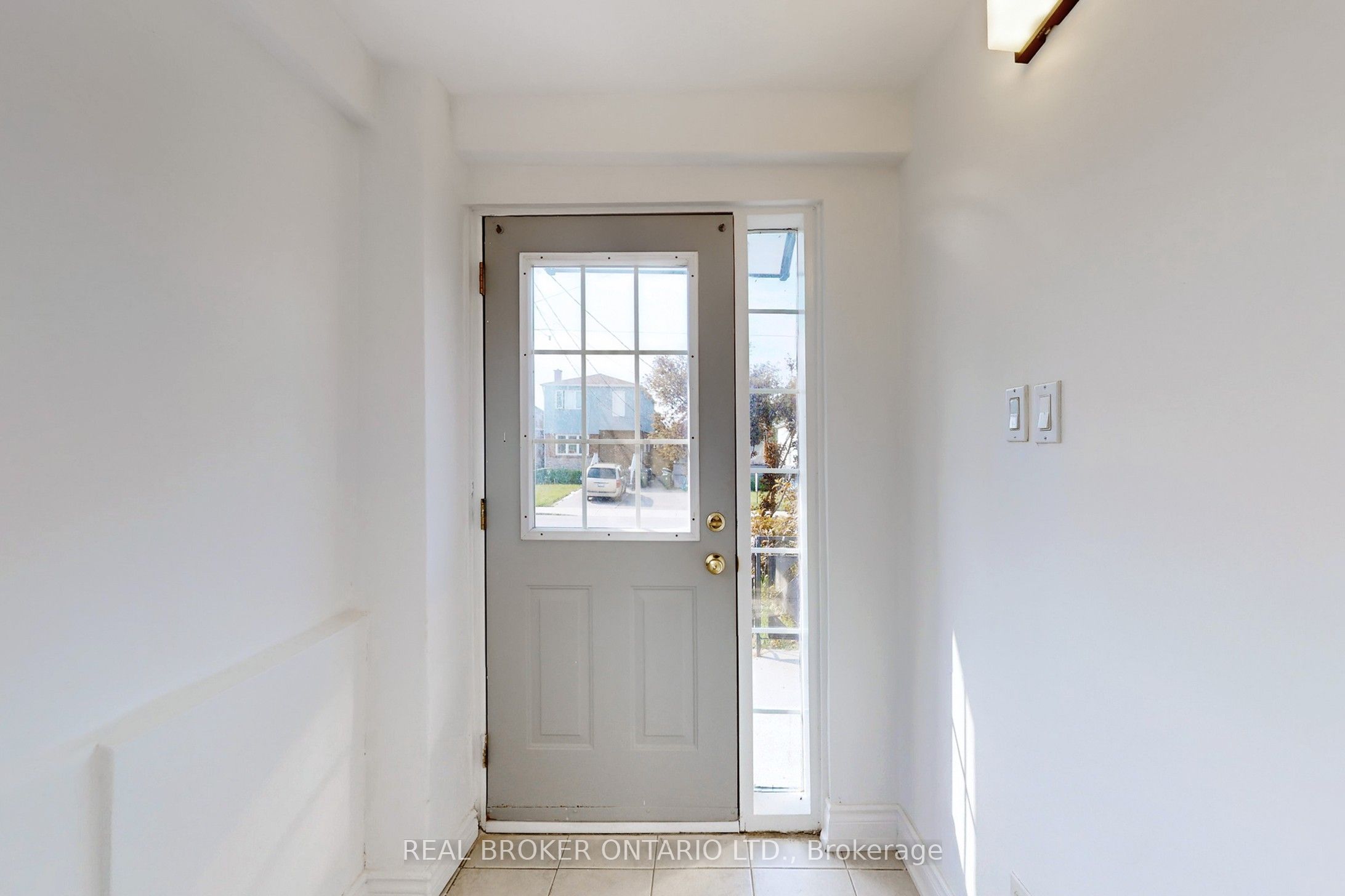 102 Bowie Avenue Main, Toronto, ON M6E 2P7 photo 2