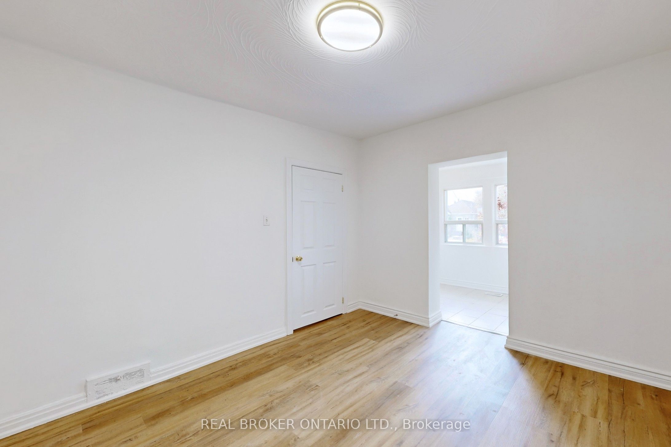 102 Bowie Avenue Main, Toronto, ON M6E 2P7 photo 3