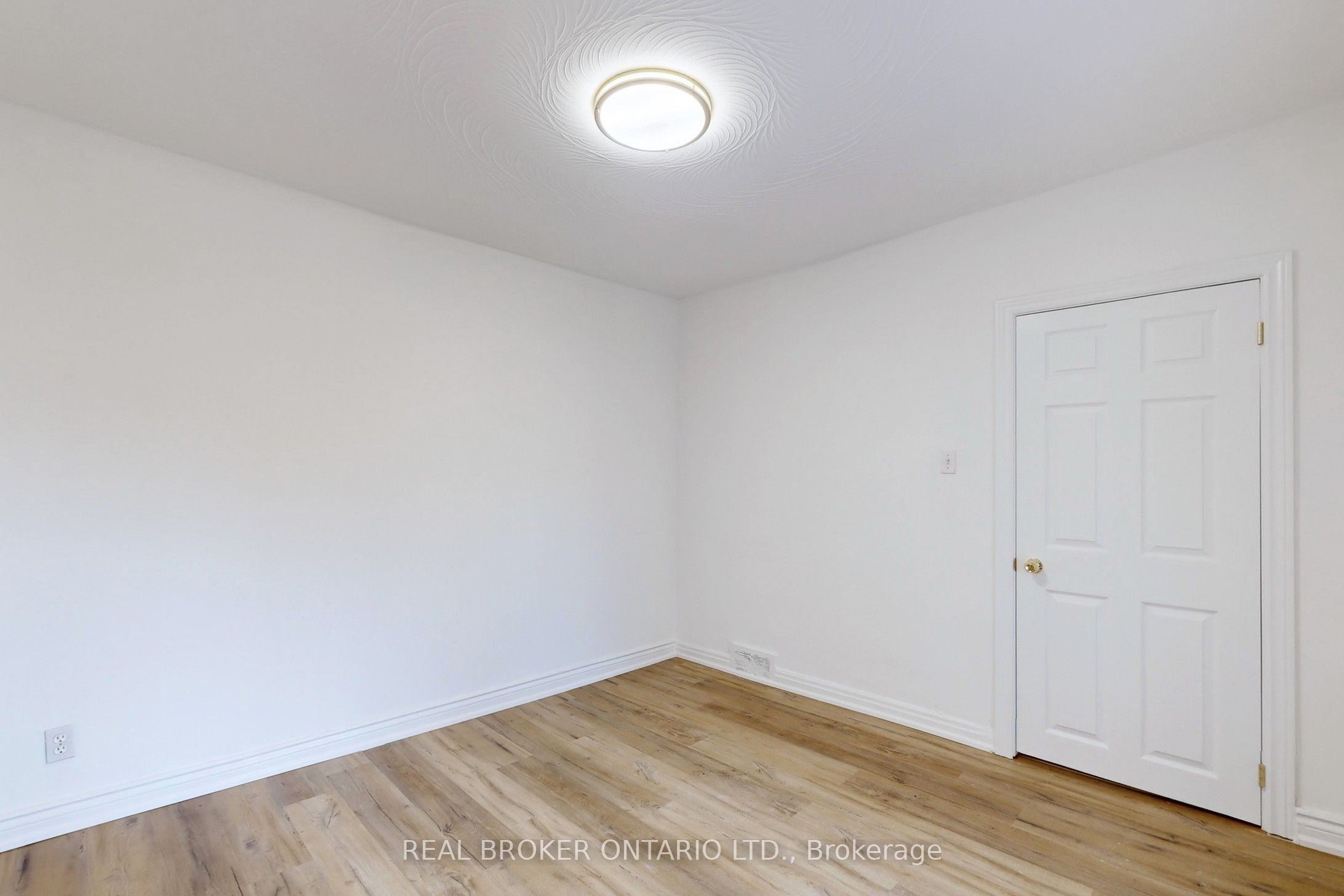 102 Bowie Avenue Main, Toronto, ON M6E 2P7 photo 4