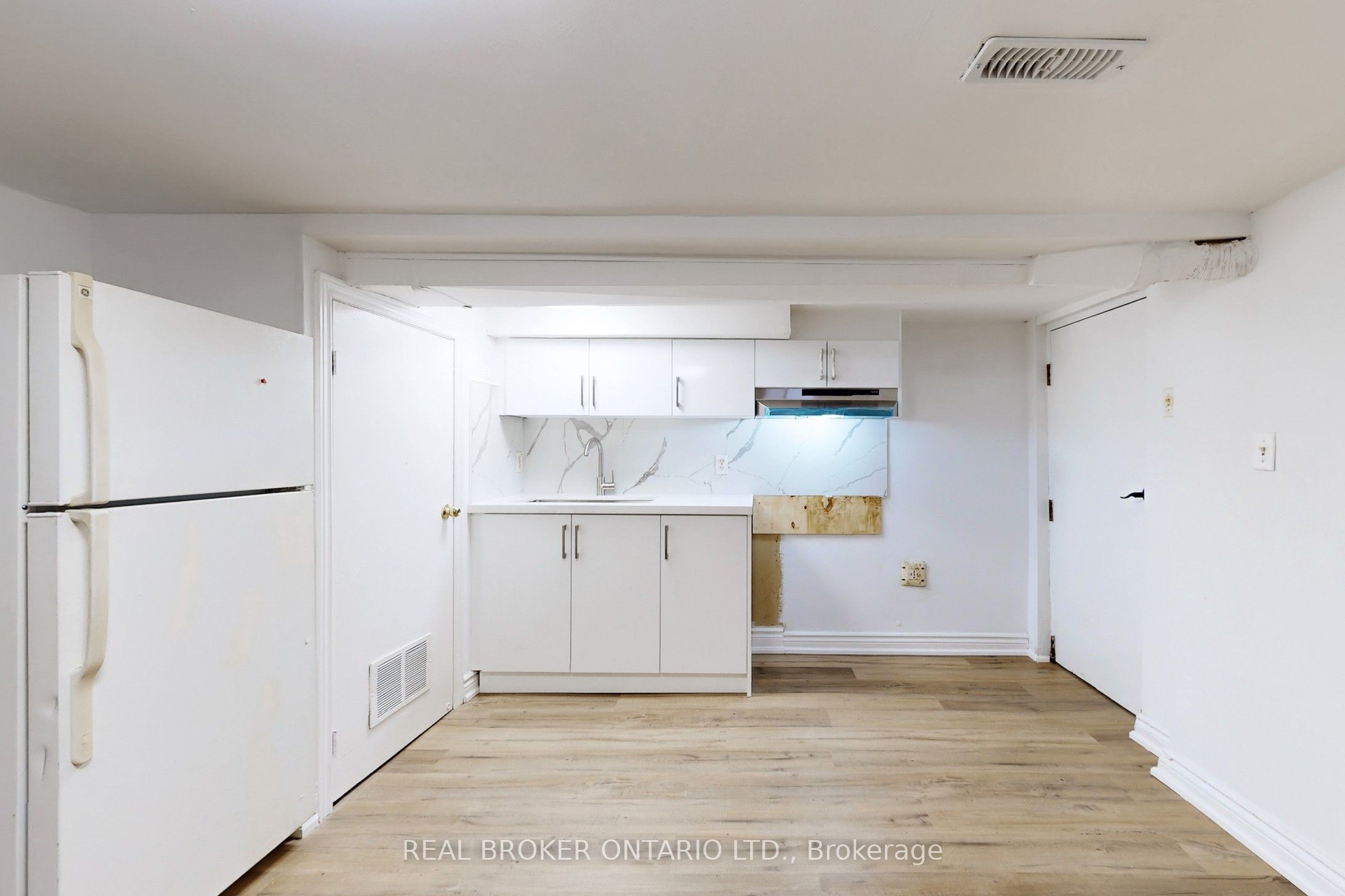 102 Bowie Avenue Bsmt, Toronto, ON M6E 2P7 photo 3