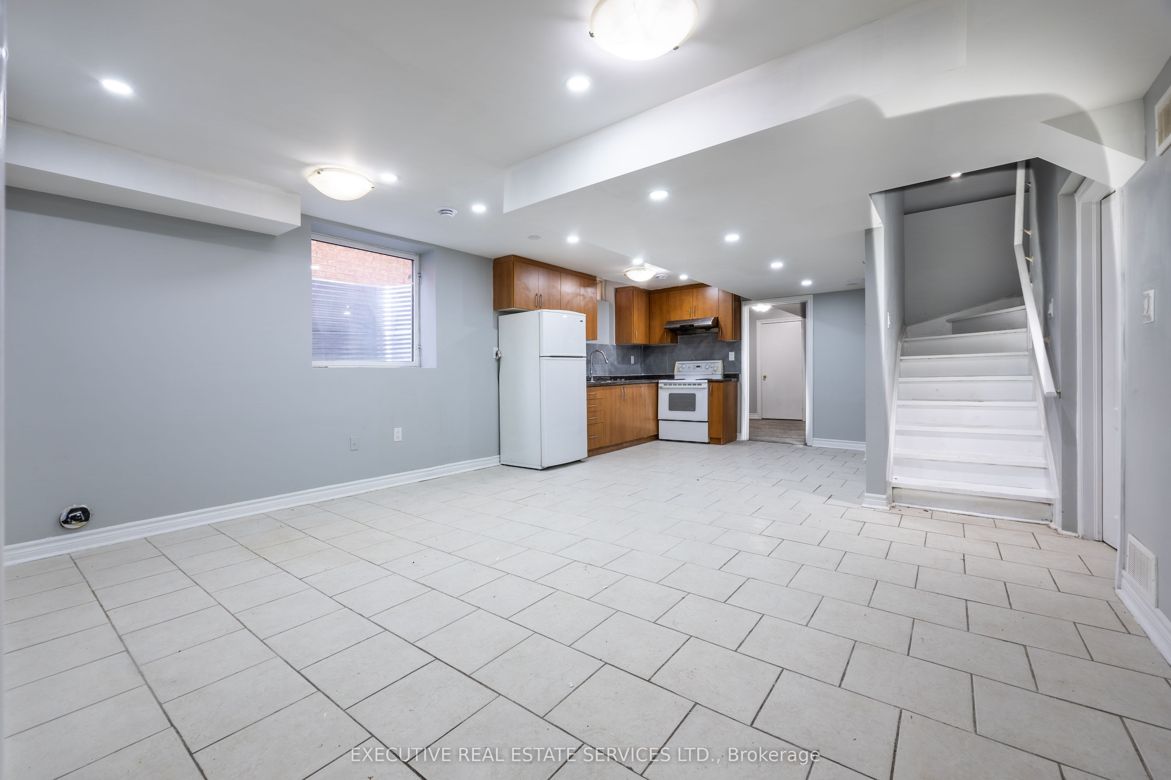 6 Gosling (Basement) Street, Brampton, ON L6Y 0T6 photo 2