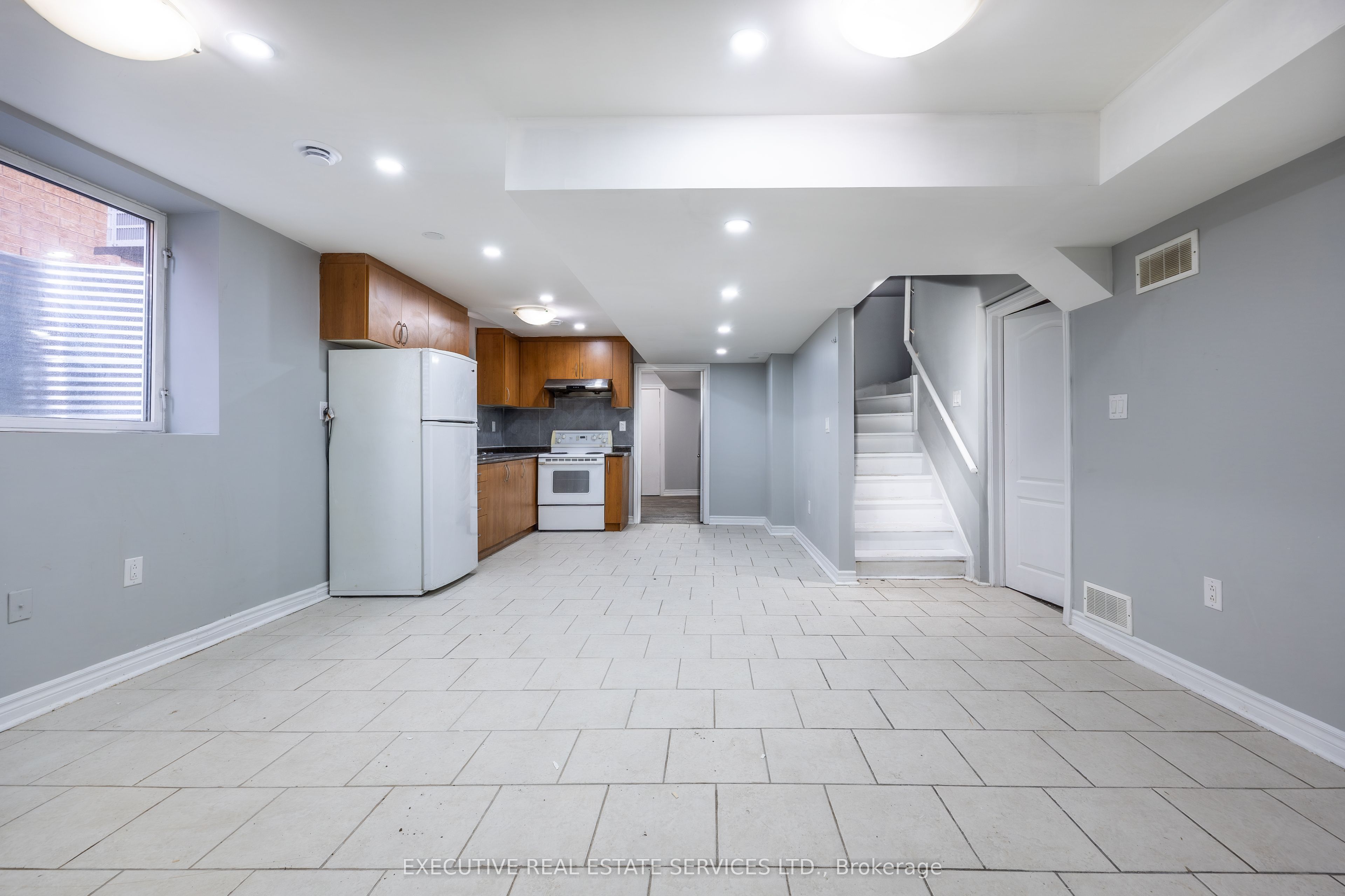 6 Gosling (Basement) Street, Brampton, ON L6Y 0T6 photo 3