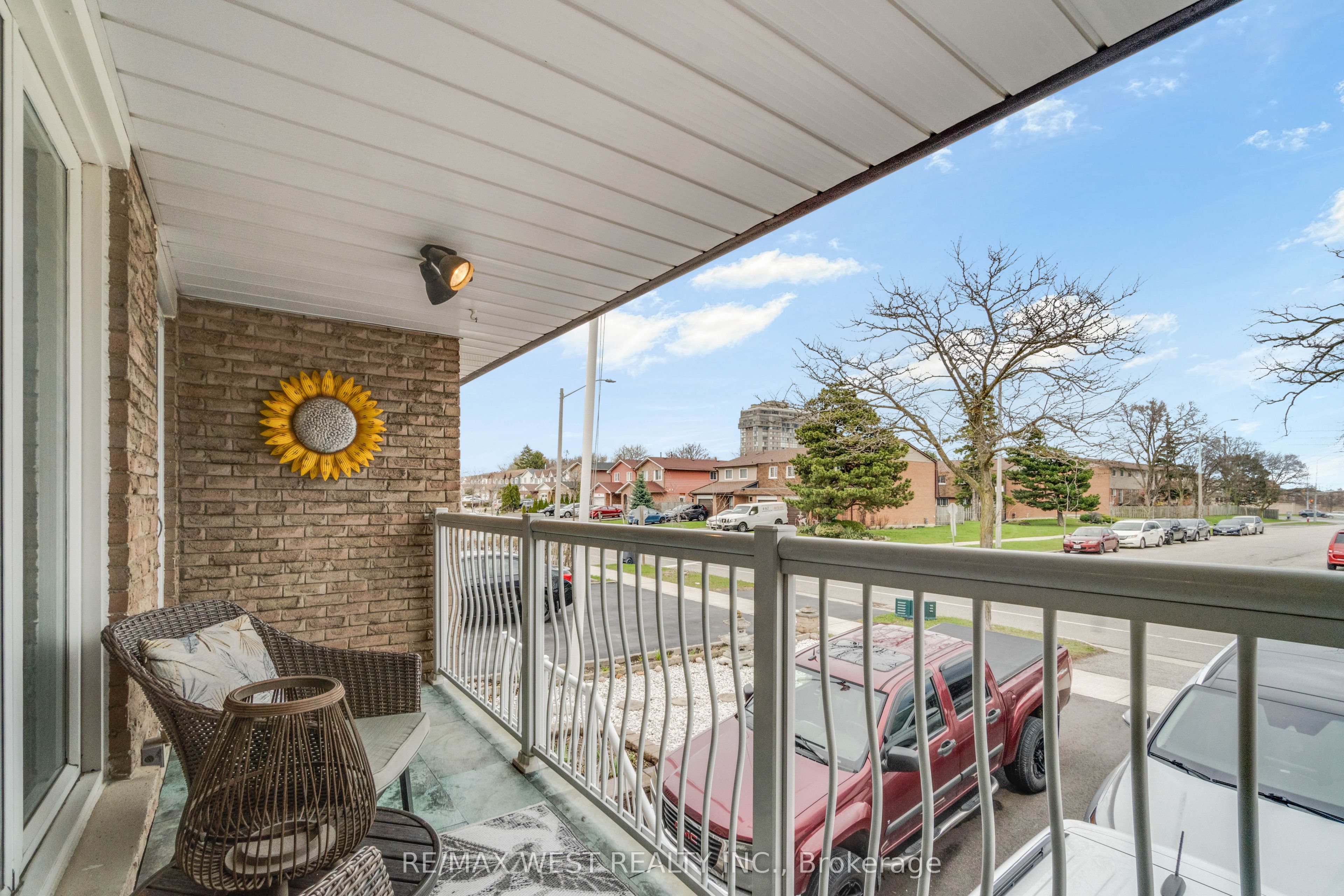941 Stainton Drive, Mississauga, ON L5C 1G2 photo 4