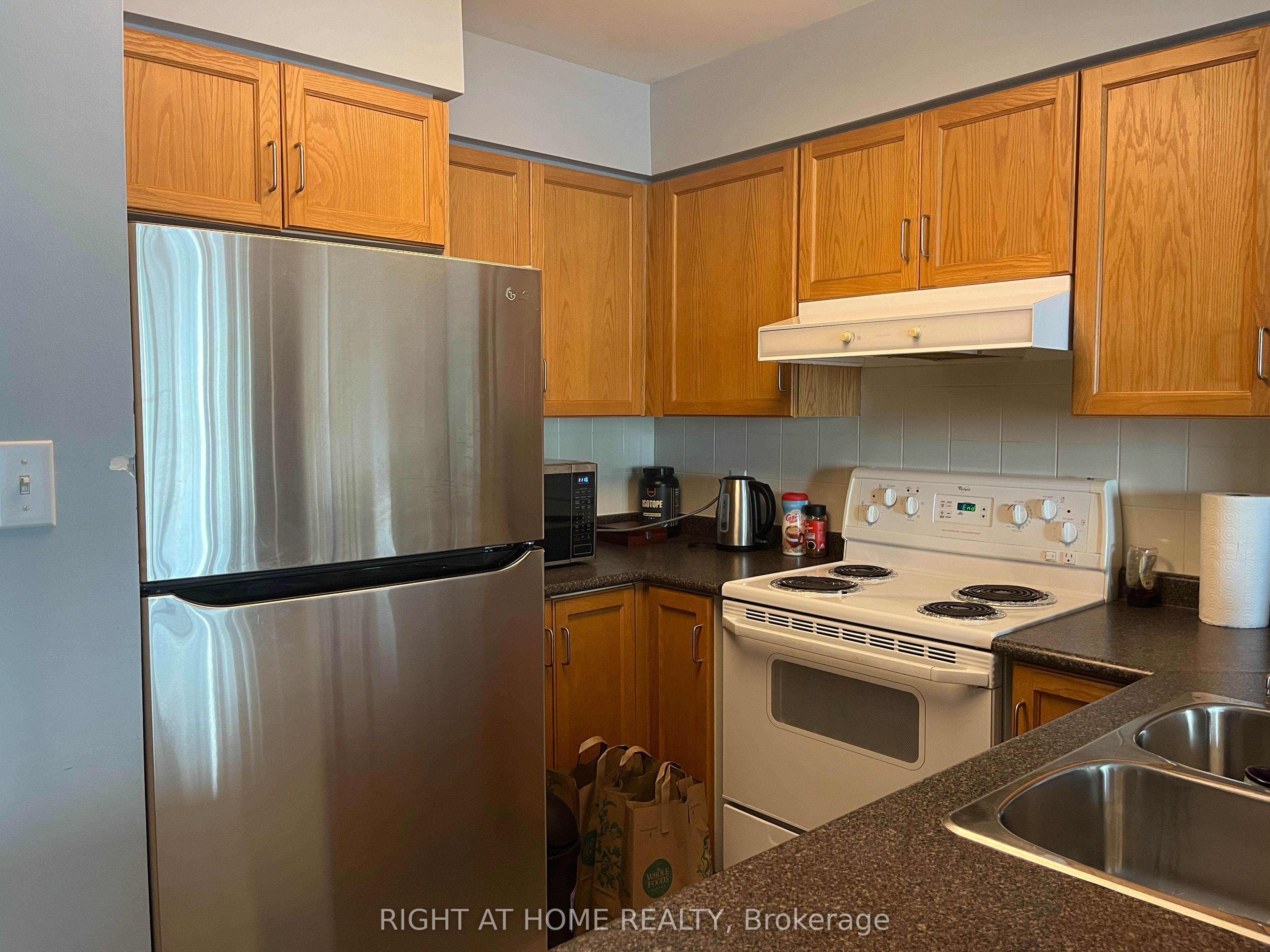 156 Enfield Place 906, Mississauga, ON L5B 4L8 photo 2