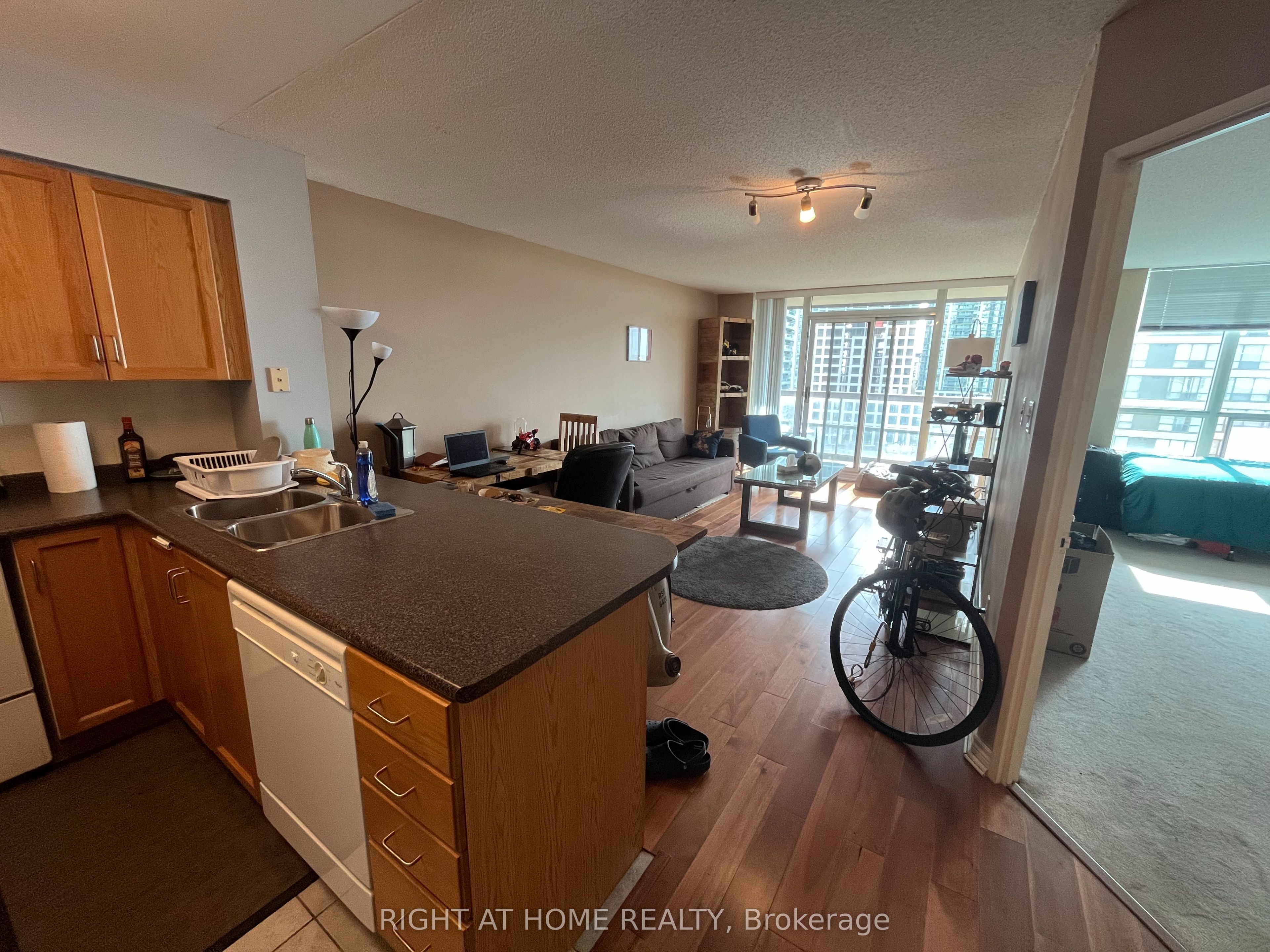 156 Enfield Place 906, Mississauga, ON L5B 4L8 photo 4