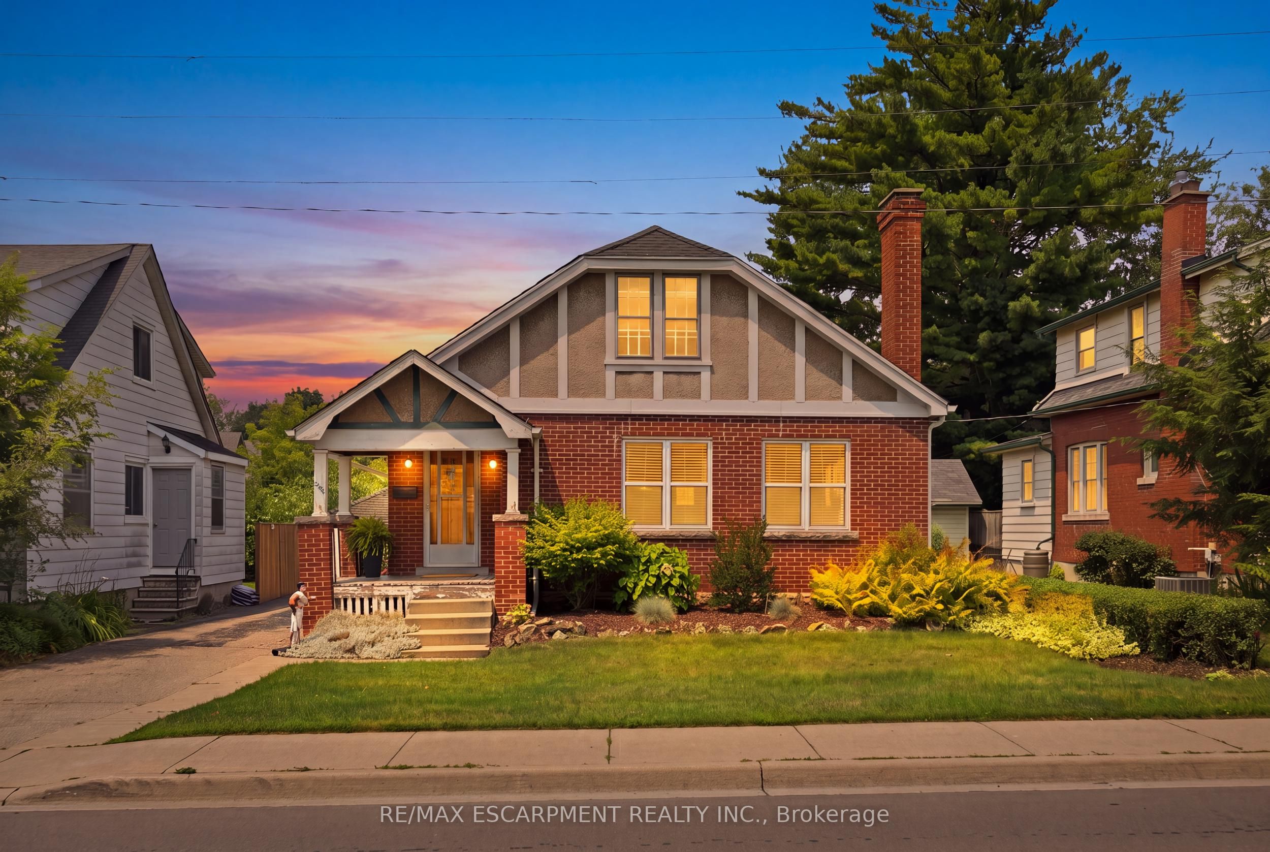 2153 CAROLINE Street, Burlington, ON L7R 1L7