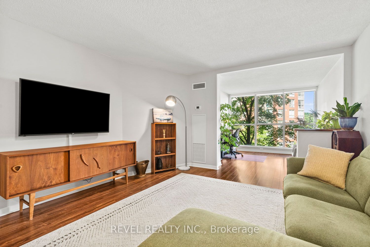 20 Southport Street 302, Toronto, ON M6S 4Y8 photo 2