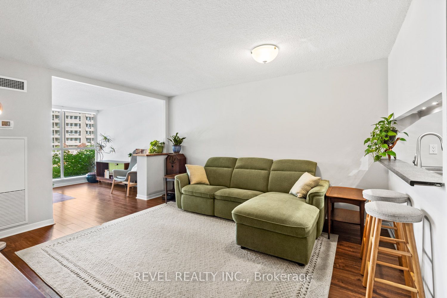 20 Southport Street 302, Toronto, ON M6S 4Y8 photo 3
