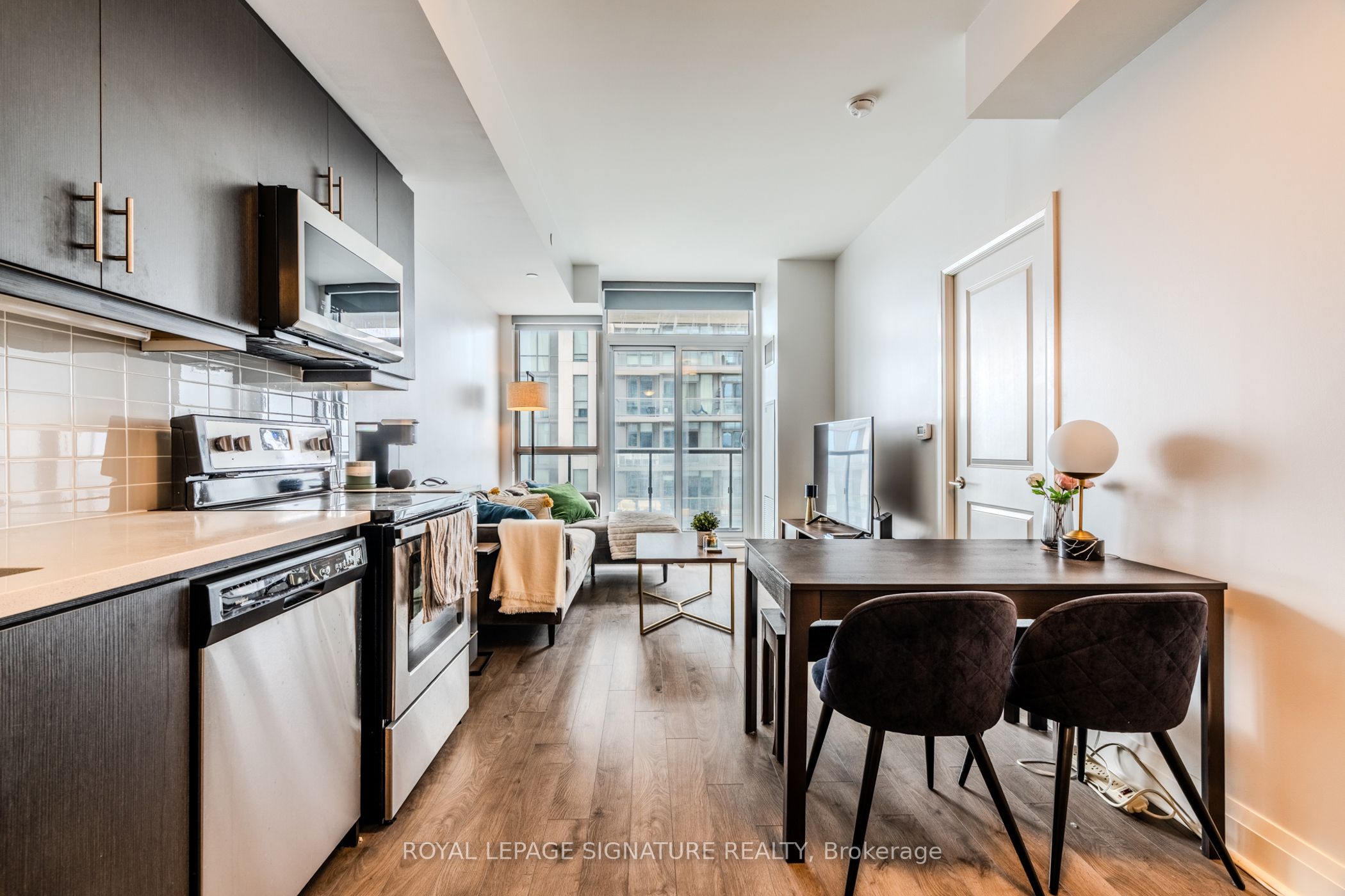 17 Zorra Street 1911, Toronto, ON M8Z 4Z6 photo 2