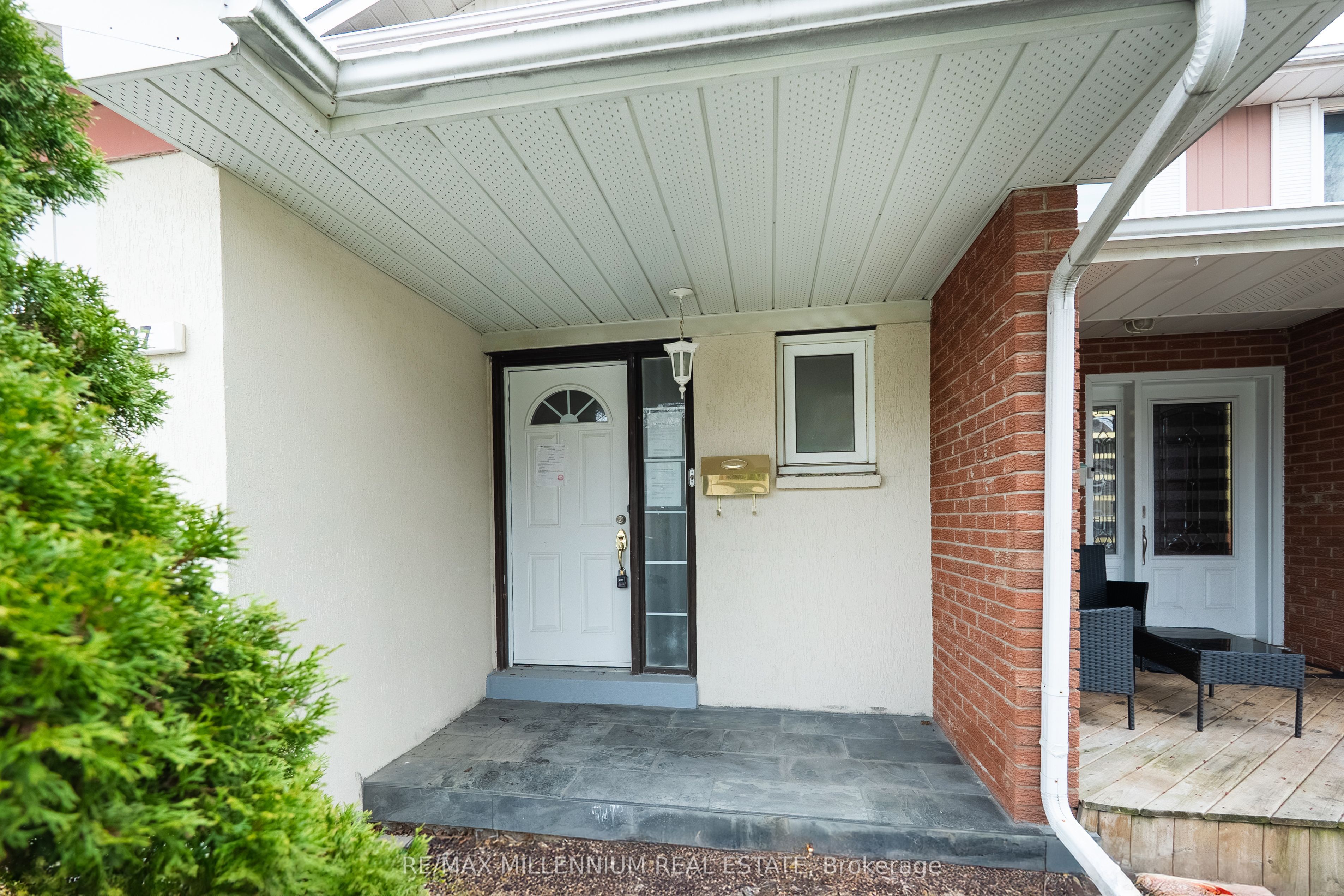 87 Carisbrooke Court 87, Brampton, ON L6S 3K1 photo 3