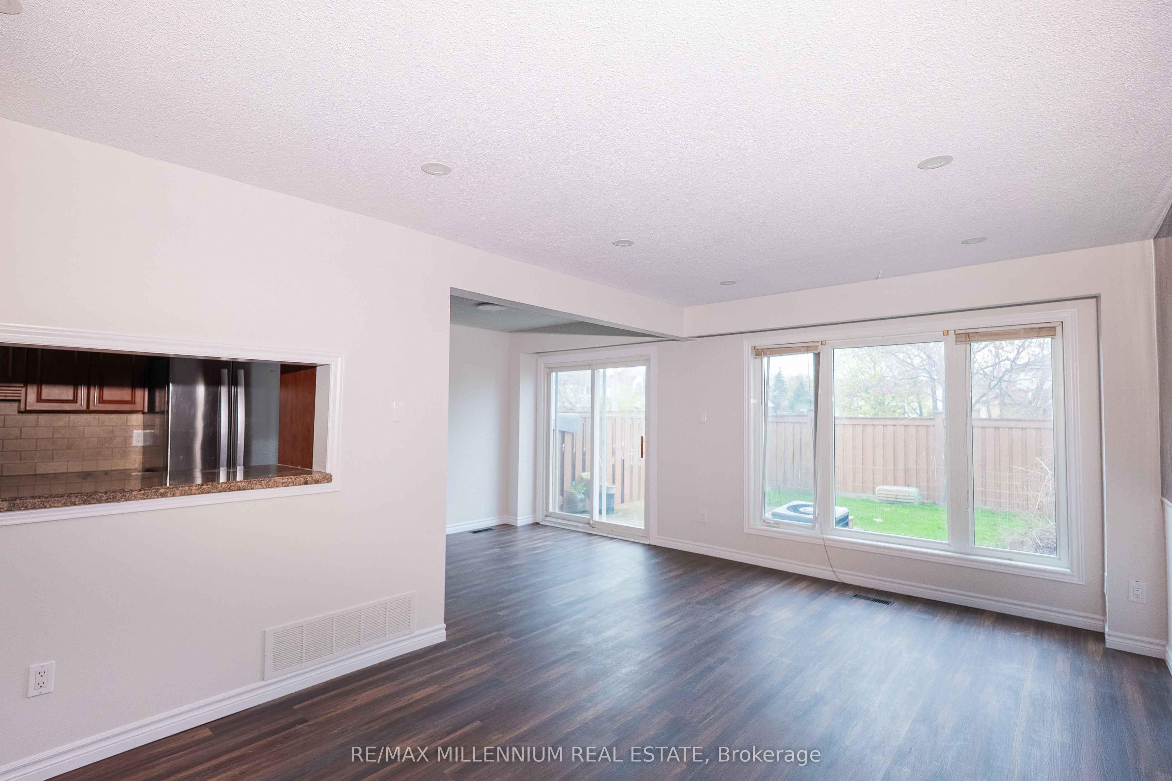 87 Carisbrooke Court 87, Brampton, ON L6S 3K1 photo 4