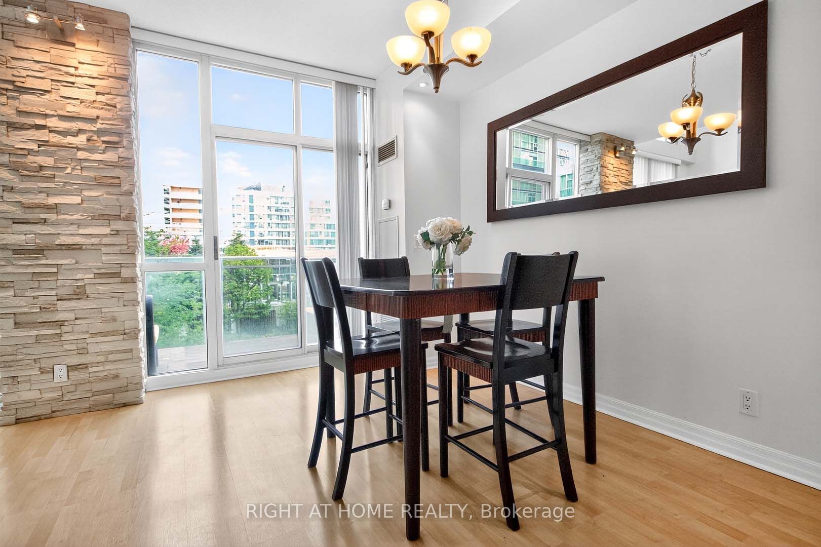 220 Burnhamthorpe Road W 717, Mississauga, ON L5B 4N4 photo 2
