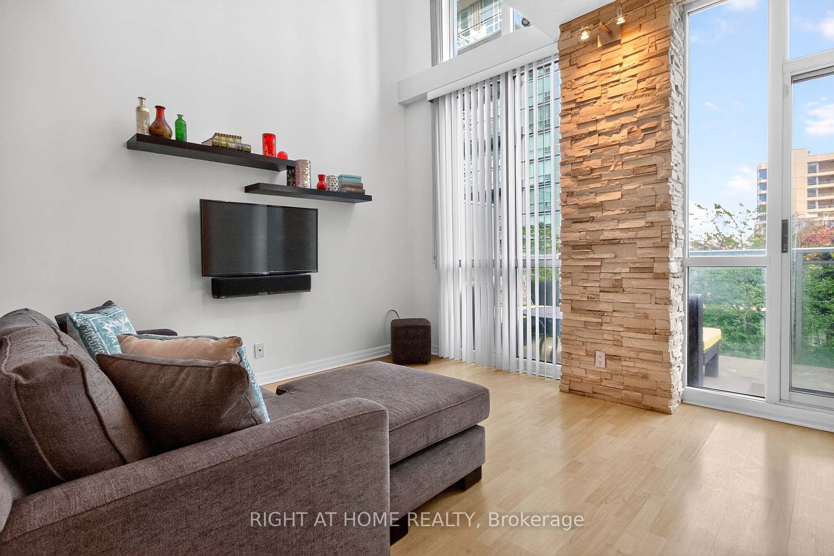 220 Burnhamthorpe Road W 717, Mississauga, ON L5B 4N4 photo 3