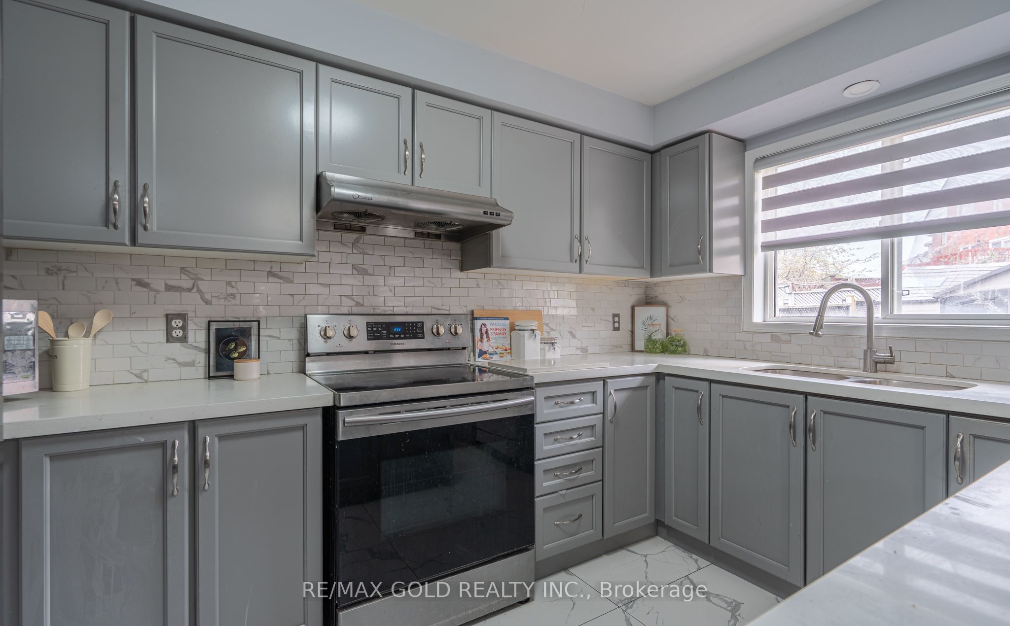 104 Sunny Meadow Boulevard, Brampton, ON L6R 2C5 photo 2