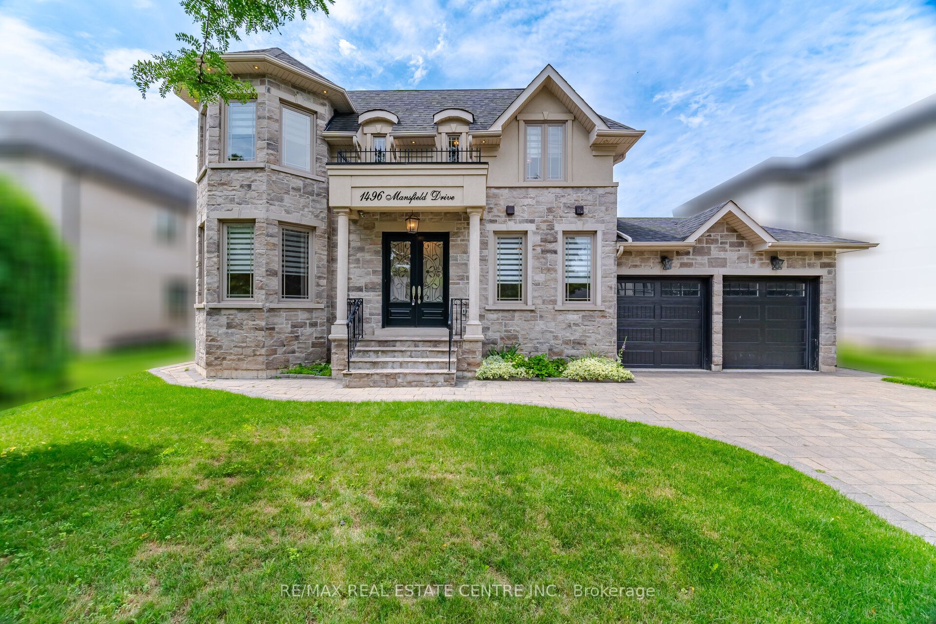 1496 Mansfield Drive, Oakville, ON L6H 1K4 photo 2