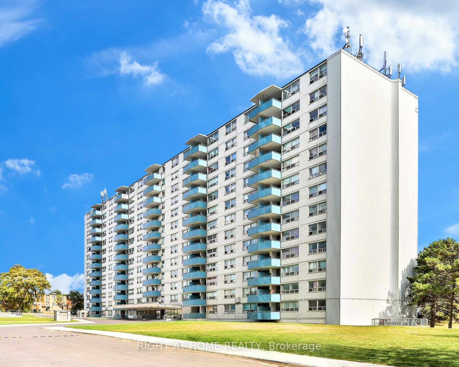 1440 Lawrence Avenue W 1205, Toronto, ON M6L 1B2