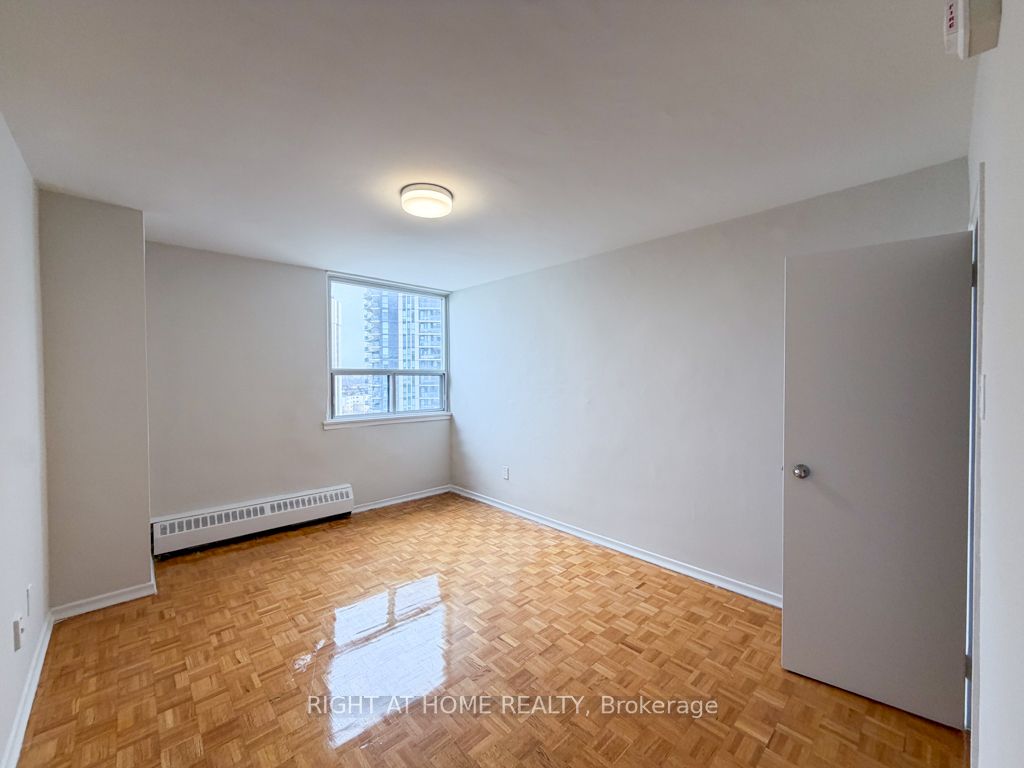 1440 Lawrence Avenue W 1205, Toronto, ON M6L 1B2 photo 4