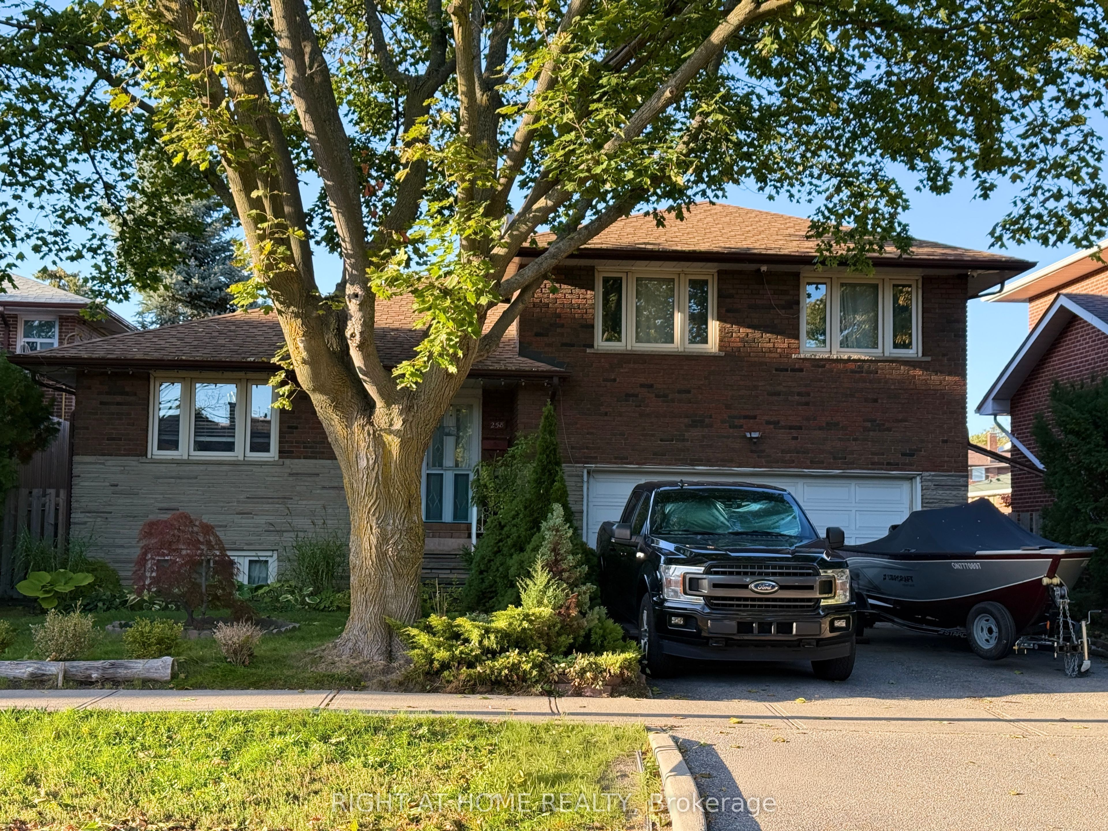 258 La Rose Avenue, Toronto, ON M9P 1B7