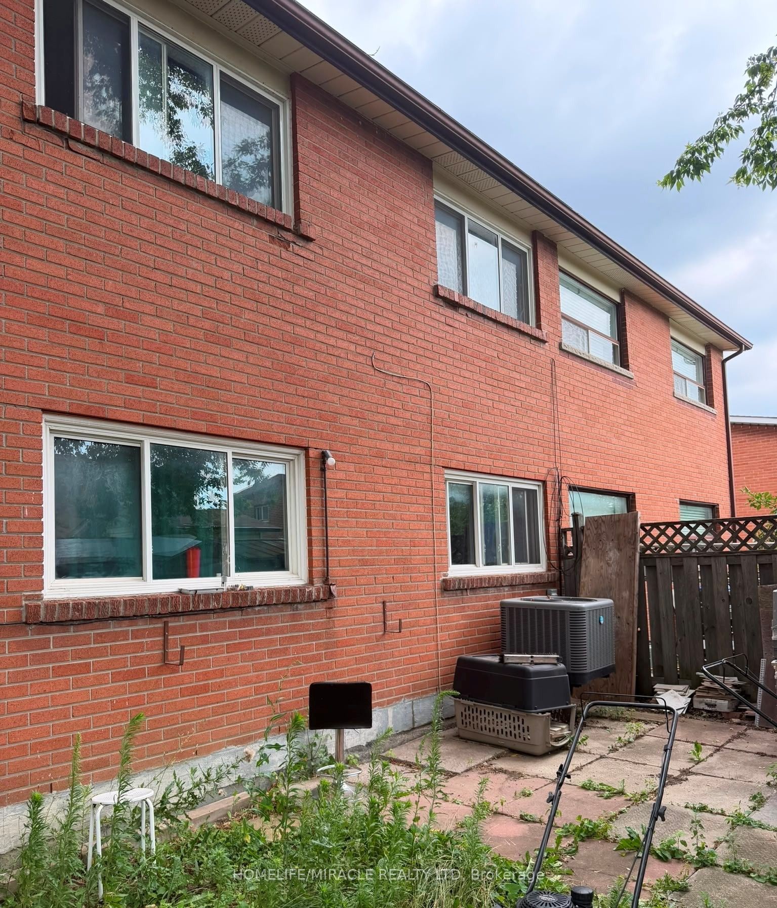 32 Sharon Court, Brampton, ON L6W 3B7 photo 2
