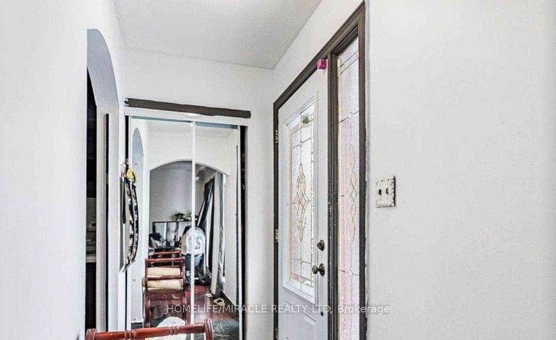 32 Sharon Court, Brampton, ON L6W 3B7 photo 4