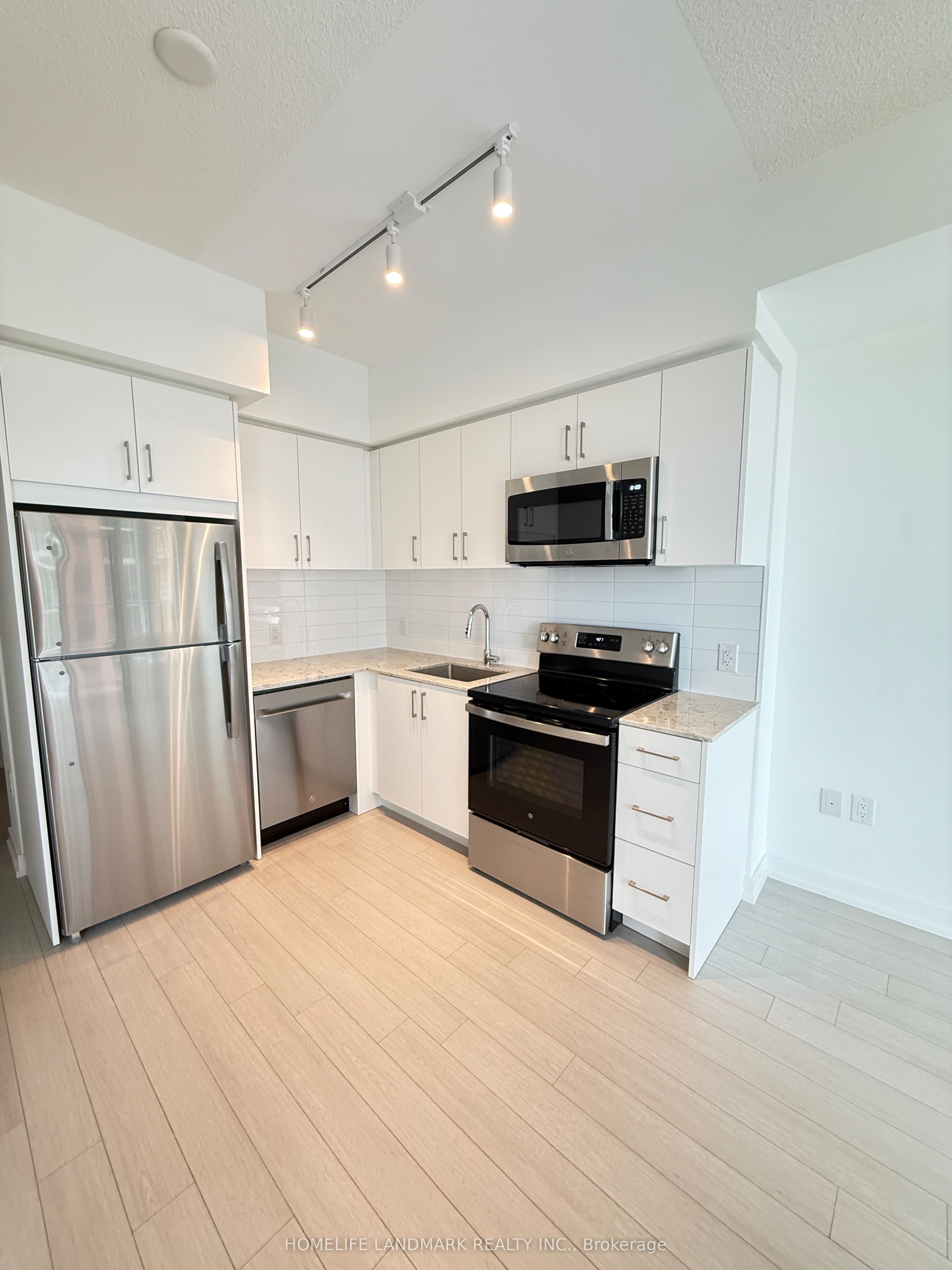 4010 Eglinton Avenue W 912, Toronto, ON M9A 0G5 photo 2